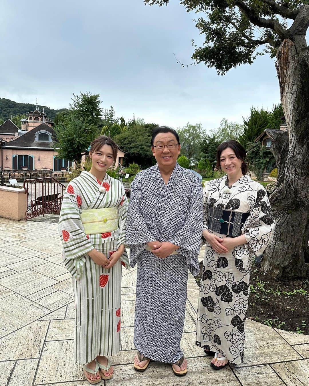 野々村友紀子のインスタグラム：「本日の【サタプラ】は山梨県から生放送でした！  ステキな浴衣を着せてもらって記念写真👘✨  梅沢富美男さんと清水アナと私、、　　 家族写真みたい😆と言いながら撮影してくれたのは 関ジャニ∞丸ちゃんです！ いつもありがとうございます！  どんな時でも、とにかく楽しく番組を盛り上げ、表でも裏でもどんな人にも優しく丁寧に接する丸ちゃんの人柄の良さは、芸能界でもピカイチ✨いつも感動ものです。  丸ちゃんにしか作れないフワッとまん丸な空気作りのおかげで番組はいつも和気あいあいと楽しく進んで行きました😊 素晴らしい司会者、丸ちゃん、ずっと尊敬しています🎩  卒業は寂しいですが、後輩の正門くんもきっとそんな丸ちゃんイズムを引き継いで、楽しい土曜日の朝にしてくれそう！ 10月からの【サタプラ】も楽しみですね✨」