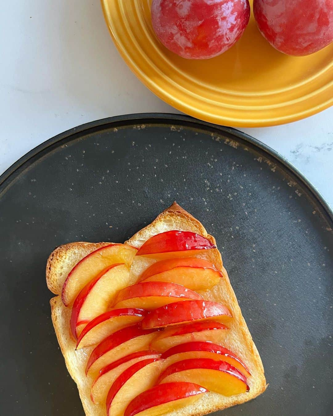 ayumiのインスタグラム：「🍑 プラムはちみつトースト🍞❤️  お天気が悪い朝は彩り朝を…😘 気分上げよう🥳🌟  作り方は @shinshufruits さんで公開中☺️ ぜひチェックしてみて〜🙋‍♀️🍑  #プラム #プラムトースト #長野」