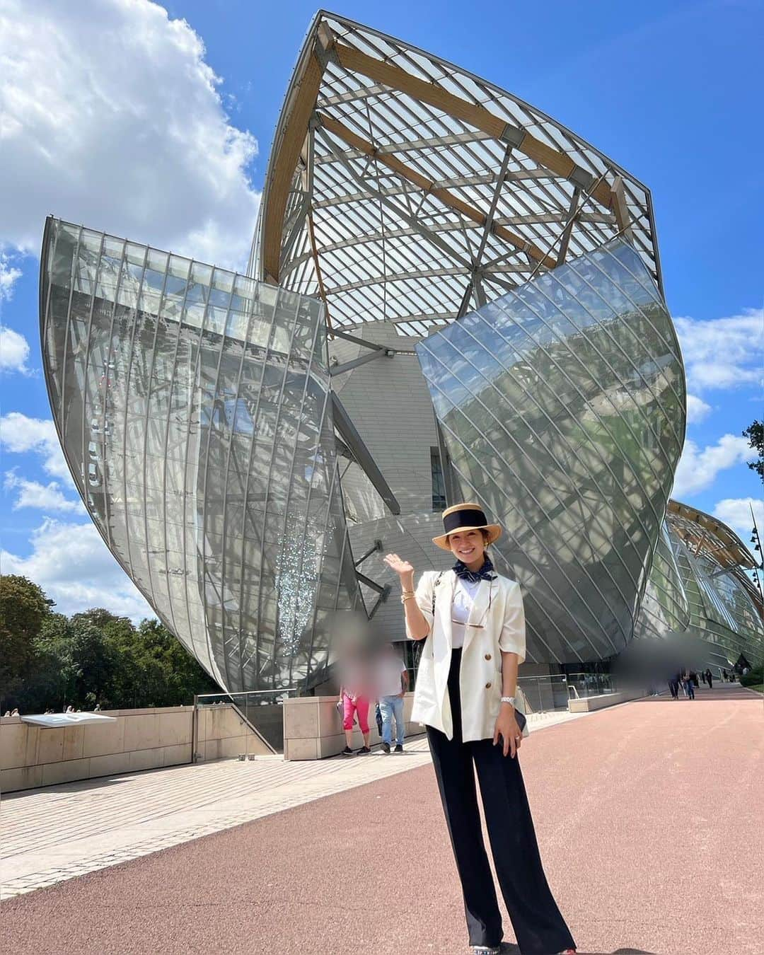 長野美郷さんのインスタグラム写真 - (長野美郷Instagram)「4年ぶり夏休みin France🇫🇷  久しぶりのヨーロッパ、 最初はちょっとオロオロしましたが😂 行きたい所に行ける幸せを感じながら…✨  ルイヴィトン財団美術館 ロマン派美術館 イヴ・サンローラン美術館 オルセー美術館  美術館めぐり🥹  My summer vacation in Paris.  #夏休みの思い出  #2023夏 #フランス旅行  意外と寒かった🥶 今は一転、暑いみたいです 写真を見返すと、だいたい#食べもの持ってる w #旅好き #美術館巡り  #paris #みさ旅」9月9日 11時40分 - misato_nagano_1127