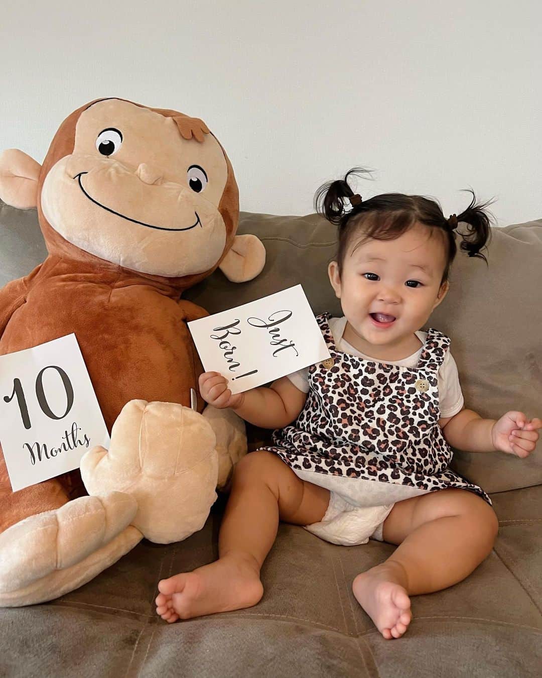 難波礼華のインスタグラム：「10ヶ月になりました👼🏼  8月は海川山たくさん遊んで 真っ黒babyになっちゃった🐒♡ 毎分毎秒違う表情してくれて 写真フォルダーがいっぱいだよぅ🫶🏼 いつもありがとう♡だいすき♡  最後普通に紙食べてた👼🏼」
