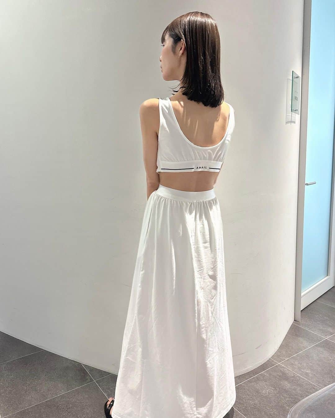 蒼川愛のインスタグラム：「お久しぶり投稿❤️ 日付け指定して投稿予約してたつもりができていなかった…🫠🫠 なので少し前の写真です🫶🏻 今年の夏もAMAILのワンピースが大活躍してくれました‪‪❤︎‬ 每シーズン可愛くて大好きなブランドさん🧚🏻‍♀️ @amail_official . . . #夏コーデ#白ワンピース #ホワイトコーデ#コーディネート #白コー」