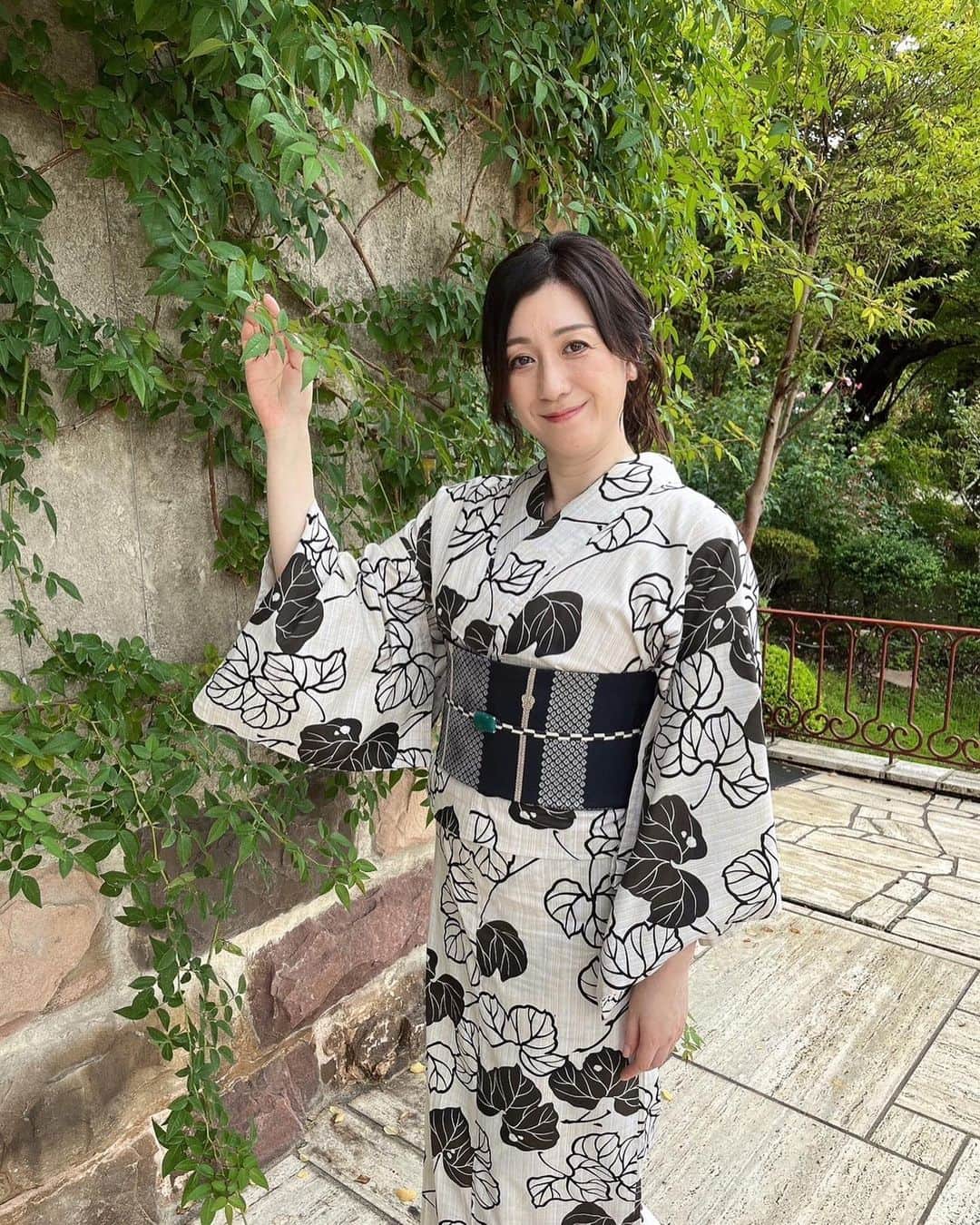 野々村友紀子のインスタグラム：「せっかくの浴衣、ここぞとばかりに憧れの着物雑誌「美しいキモノ」想定のイメージショット撮りまくったので見てやってください。  柄も色も粋な浴衣でとっても私好み。 帯も渋いし、帯留めのグリーンが効いてて素敵でした🌿  着物や浴衣を着ると気持ちが引き締まって、座り方や所作もいつも以上に気をつけられるので良いですね♪  日本人として、日本の伝統や文化をもっと大切にしたいなあと思いました👘」