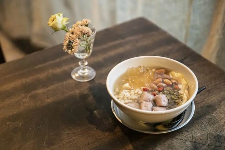 甲斐みのりのインスタグラム：「・ 浜松市天竜区二俣町のカフェ「プラーキュ」。 @plaque_87   オーナー・花山弥沙さんの美意識がぎゅっとつまったすばらしい空間です。カウンターの銅版に打ち込まれた模様までも花山さんの手仕事。独学で研究を重ねた台湾のデザート「豆花（トウファ）」は、遠方からわざわざ味わいにやってくる人もいるほどです。  ◎プラーキュは通常、店内撮影ができません。取材時に撮影した写真を許可を得て使用しております。ゆっくり心休まるひとときを過ごすことができます◎  撮影：masaco  同敷地のスポーツバイクの修理販売店「HAPPY&SLAPPY（ハッピースラッピー）」と、「餃子スラッピー」について書いたものと合わせて、ぜひwebをご覧になってください。 @happy__slappy  @gyoza_slappy   ・　・　・　・　・  一度訪れたあと、再訪を熱望していた浜松市天竜区二俣町。天竜浜名湖鉄道の無人駅の駅舎を改装したホテル「INN MY LIFE」 @inn_my_life と、「Kissa&Dining 山ノ舎（いえ）」 @yamanoiee のオーナー・中谷明史さんに案内していただきました。  中部電力web @koryu_chuden  交流 Style 「甲斐みのり わたしのまちのたからもの」 リンクよりご覧いただけます。  https://koryu.chuden.co.jp/takaramono_7」