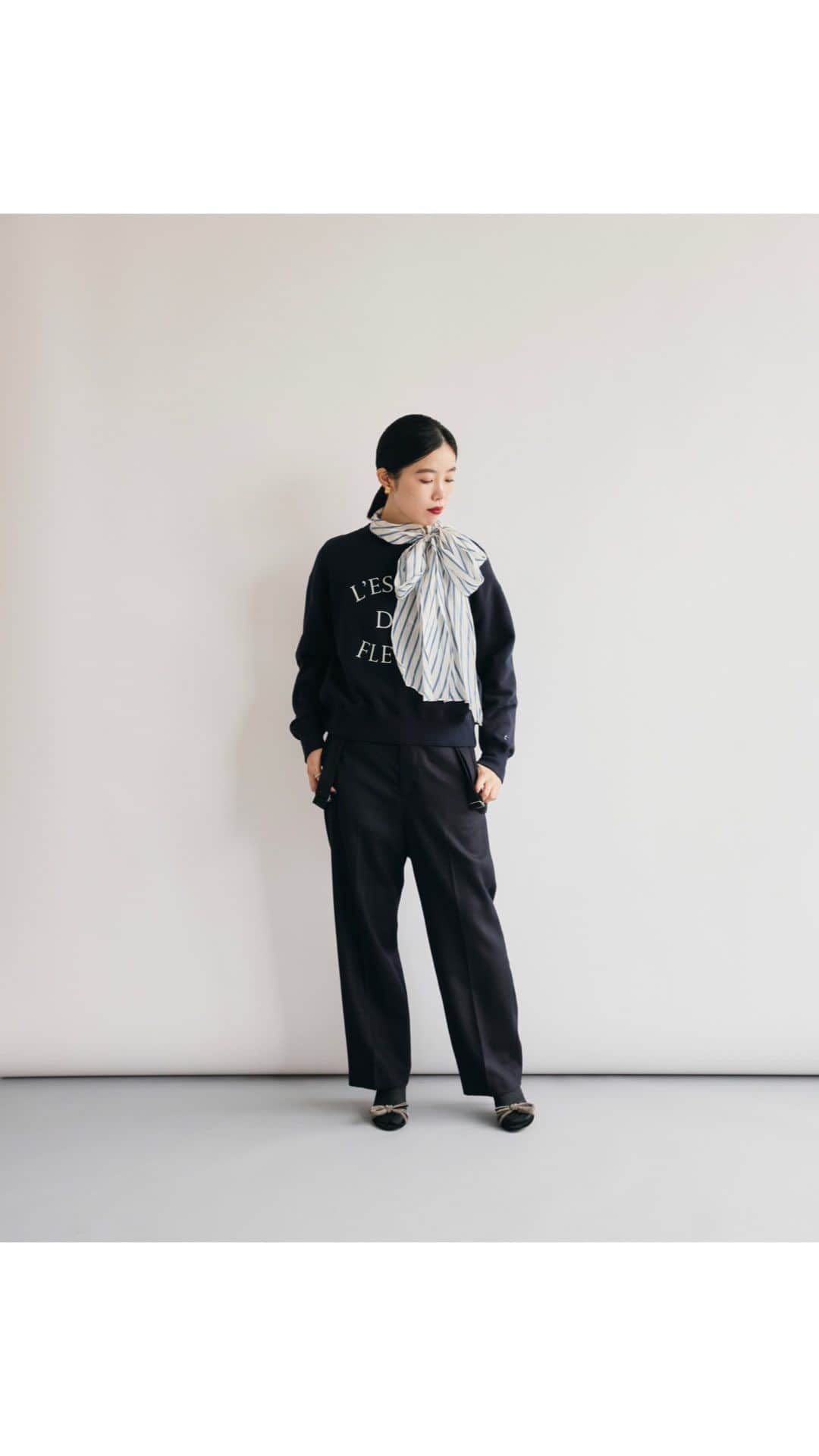 のインスタグラム：「-Blouse styling idea- ⁡ 秋の始まりに欲しいのは"今買ってすぐ使える"ブラウス。 ⁡ タートルを入れたり、ジャケットを羽織れば 本格的な秋もスタイリングを楽しめます🍂 ⁡ お気に入りの1枚を探してみてはいかがでしょうか✨ ⁡ ⁡ | styling credit | ⁡ #01 ⁡ ツインリボンブラウス ¥19,800(税込) Size:free Color: ブルー,ホワイト No.23051900602030 ⁡ フルールプリントスウェット ¥16,500(税込) Size:free Color:ネイビー,グレーB,グレー No.23070900864030 　 ハイウエストサスペンダーパンツ ¥26,400(税込) Size:36,38 Color:ネイビー,グレー No.23030900400030 ※EC→準備整い次第 ※店舗→ 9/10(日)入荷 札幌、広島、九州店舗は9/11(月)入荷 ⁡ LOLA CRUZ ribbon sandal ¥39,600(税込) Size:35,36,37,38 Color:シルバー No.23093910004730 ⁡ ⁡ #02 ⁡ ノーカラーシャーリングブラウス ¥16,500(税込) Size:free Color:ホワイト,ネイビー,ネイビーB No.23051900057030 ⁡ カーリーファージレ ¥31,900(税込) Size:free Color:ホワイト,ベージュA No.23010900600030 ⁡ upper hights別注THE HIM ¥27,500(税込) Size:22,23,24,25,26 Color:ブルーB No.23030910000830 ⁡ PACHAREE KLOM PEARL NECKLACE ¥82,500(税込) Size:free Color:ホワイト No.23091910003430 ⁡ PASCUCCIビットローファー ¥31,900(税込) Size:35.5,36,37,38,39 Color:ブラック,ブラウン No.23093910000930 ⁡ LORISTELLA別注 ANYA ワンハンドル ショルダーバッグ ¥27,500(税込) Size:free Color:ブラック,グレーA,キャメル No.23092910001130 ⁡ ⁡ #03 ⁡ 楊柳ラッフルブラウス ¥18,700(税込) Size:free Color: ナチュラル,ネイビー,ネイビーA No.23051900402030 ⁡ BEN AMUNスクエアグリーンイヤリンググラス ¥28,600(税込) No.23091910007830 ⁡ シアーリブ ボトルネックプルオーバー ¥12,100(税込) Size:free Color:ホワイト,ブラウン,ネイビー,パープル No.23080900102030 ⁡ タックストレートパンツ ¥15,400(税込) Size:34,36,38 Color:グレー,ブラウン No.23030900939030 ⁡ ※9月中旬入荷予定 ⁡ MAISON BOINETモチーフ バックル ベルト ¥15,400(税込) Size:free Color:ブラック No.23099910000430 ⁡ PASCUCCI LOAFER  ¥35,200(税込) Size:36,37,38 Color:ネイビー No.23093910001030 ⁡ ⁡ #04 ⁡ コットンボイルフリルブラウス ¥19,800(税込) Size:36,38 Color:ホワイト,ネイビー No.23051900925030 ⁡ デニムオールインワン ¥21,000(税込) Size:36,38 Color:ネイビー No.23040900107030 ⁡ RITTO別注 ミックスニット カーディガン ¥31,900(税込) Size:free Color:レッド,ピンク No.23080910000730 ⁡ FLATTEREDタッセルローファー ¥47,300(税込) Size:35,36,37,38 Color:ブラック No.23093910004930 ⁡ ⁡ ⁡ #05 ⁡ ボリュームカラーブラウス ¥19,800(税込) Size:free Color:ブラック,ナチュラル No.23051900867030 ⁡ 杢ツイード W前ジャケット ¥37,400(税込) Size:36,38 Color:ブラウン No.23010900111030 ⁡ サキソニーショーツ ¥16,500(税込) Size:36,38 Color:ネイビー,カーキ No.23030900148030 ※9月中旬入荷予定 ⁡ PASCUCCIビットローファー ¥31,900(税込) Size:35.5,36,37,38,39 Color:ブラック,ブラウン No.23093910000930 ⁡ ⁡ #iena #iena_23aw #baycrews #baycrewsstore  #fashion #ファッション#秋コーデ」