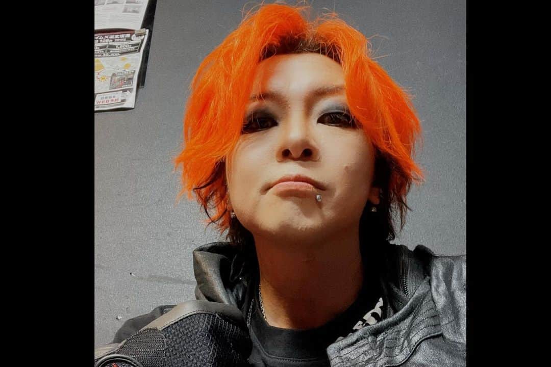 淳士のインスタグラム：「⁡ 元ノクブラのギターリスト Cazquiのプロジェクト 『Cazqui’s Brutal Orchestra』 で叩かせてもらいました〜🍊ノ ⁡ ⁡ ⁡ ⁡ 通称 “CBO” ✨ ⁡ ⁡ ⁡ ⁡ Cazquiの音楽ももちろんだけど、何て言うのかな、、、 皆んながしっかり同じ方向を向いて一つのことを成し遂げようと一致団結してるムード、温度、プライドetc... ⁡ ⁡ ⁡ ⁡ 僕、こういうの好き(ノ∀ ` )❤️ ⁡ ⁡ ⁡ ⁡ みんなプロい✨ ⁡ ⁡ ⁡ ⁡ プれ〜マン‼️ʕ•̫͡•ʕ*̫͡*ʔ•͓͡•ʔ-̫͡-( ｰ̀∀ｰ́ʕ•̫͡•ʔ ⁡ ⁡ ⁡ ⁡ オープニングの “前場” は、元『快進のICHIGEKI』のコータがボーカル✨ 歌唱力はもちろん、ボーカル力（りょく）っての？すげ〜のよ💨 グイグイ引っ張ってくれると言うか、叩かされるというか🤔 とにかくイイ‼️コータ最高😊 ⁡ ⁡ ⁡ ⁡ からのゲスト！ 『DEXCORE(デクスコア)』💀 ⁡ ⁡ ⁡ ⁡ こっさカッケ〜💨 ⁡ ⁡ ⁡ ⁡ 演奏もめちゃ上手いし、ボーカルの架神はデスボと美声の両刀具合がパねぇ、マジ優勝🏆✨ ⁡ ⁡ ⁡ ⁡ そんなDEXCOREのサポートドラムのMAKIくん。 うまい！速い！細い(体)！ 辿ってきたルーツや奏法もぜんぜん違えど、本当にリスペクトできる超絶ドラマー✨ 出会えてよかった😊 ⁡ ⁡ ⁡ ⁡ そして一緒にリズム隊を務めたのはSHUSEくん😆❤️ すげ〜〜〜久しぶりだったんだけど、イイ！イイわ！！マジで！！ ステージ中も後ろから観て何度も「これこれ！😆❤️」って思った😊 ABCの時から「洗車機みたい( ´ ∀ ` )」って思ってたパフォーマンスもいっぱい観れた😆👍 最高ベーシスト！SHUSE！！ ⁡ ⁡ ⁡ ⁡ ⁡ もうね、なんか、みんなイイ奴( ´ ∀ ` ) ⁡ 大好き( ´ ∀ ` )❤️ ⁡ ⁡ ⁡ ⁡ ⁡ 僕はステージが好きだ✨ ⁡ ⁡ ⁡ ⁡ ⁡ #Cazqui #CBO ⁡」