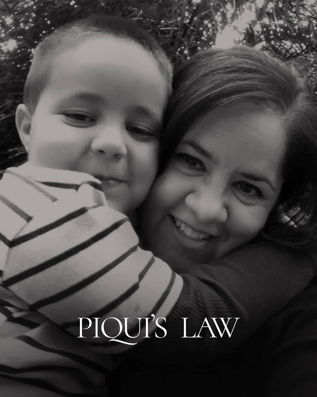 アンジェリーナ・ジョリーのインスタグラム：「Last year I shared with you “Piqui’s Law,” a brave effort by my friend Ana Estevez – whose five-year-old son, Piqui, was murdered – to pass a law in California to help keep children safe from family violence. The bill is coming before the California State Assembly for its final vote. If passed, new training will ensure that judges and authorities don’t ignore the signs of abuse that cause harm and even death to many children in our country. I’m sending Ana my love.   #PiquisLaw #SB331」