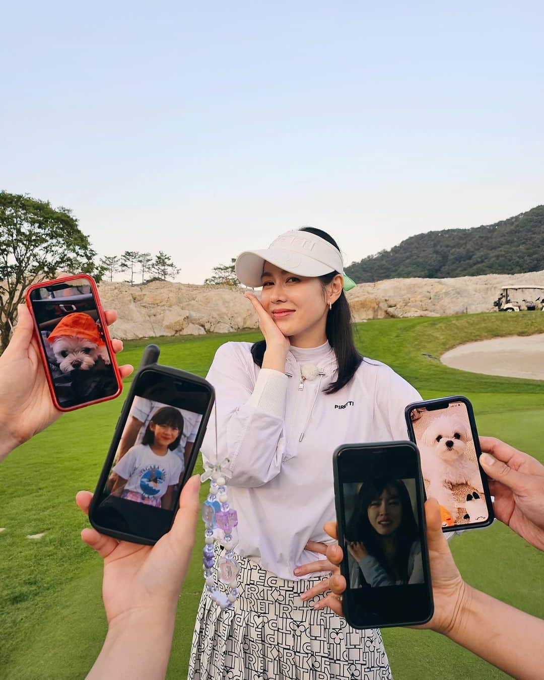 ソン・イェジンのインスタグラム：「드디어!!촬영을 무사히 마쳤어요.😬  오랜만에 여러분 만나는것도 떨리는데 카메라앞에서 골프를 쳐야하는 최고난이도 촬영🫠😮‍💨  방송날짜는 아직 안정해진거 같아요~정해지면 알려드릴께욥!  울스텝들이 요렇게 사진 찍어야한다고🙃 그럼 즐거운 주말 보내세요🥰😘」