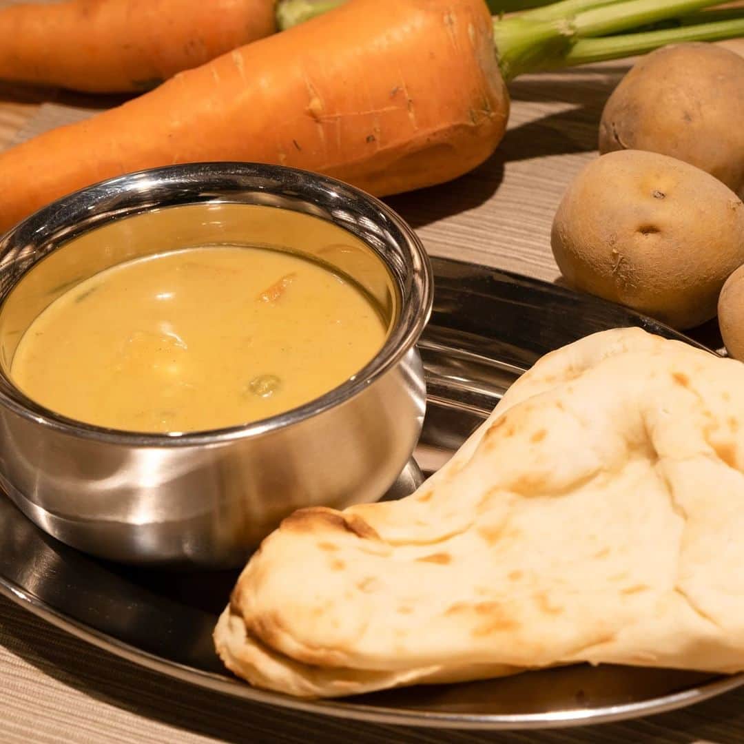 無印良品さんのインスタグラム写真 - (無印良品Instagram)「野菜の旨みを生かした、肉不使用のカレー - インドのベジカレーをお手本にしてつくった、野菜のおいしさが詰まった『素材を生かしたベジタブルカレー』です。  カシューナッツや炒め玉ねぎのコクに、生クリームとヨーグルトのクリーミーなソースを合わせた『ベジタブルコルマ』や、2種類の豆にトマトの旨みを生かしたソースを加えた、食べ応え抜群の『ダール（豆のカレー）』など、さまざまな種類のカレーを揃えました。  ▼商品名 画像に記載  ▼価格（消費税込み） 各290円 - #無印良品 #MUJI #レトルト #カレー #レトルトカレー #ベジタブルカレー #カレーライス #スパイスカレー #インドカレー」9月9日 12時00分 - muji_global