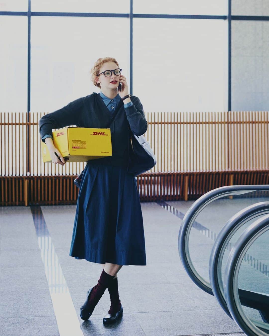 FUDGEのインスタグラム：「‣ ‣ ‣She is Ms.“properly”. 彼女はレディなきちんとさん  “考えるよりも先に行動”をモットーに、仕事をバリバリこなす彼女。 スカート丈はひざ下、お仕事の日は必ずパンプスなど自分なりのルールがはっきりしていて、社内で“きちんとさん”の愛称で親しまれている。 時々見せるおっちょこちょいな一面はご愛嬌。  〔 Photo 01 〕 シャツ、カーディガン、スカートで清く正しくオフィスガール  荷物を運びながら電話対応もこなす器用な彼女。本日は、シャツにスカートを合わせたワーキングスタイルでレディにキメる。青いシャツ、青いスカートを引き立てるのは、ボルドーのソックス。さすがきちんとさん、遊び心も抜かりない。スタイリングにまとまり感を与えるべく、必殺!黒小物合わせも忘れずに。  ✔︎ #カーディガン ✔︎ #シャツ ✔︎ #スカート ✔︎ #シューズ 〰︎ 以上すべてMARGARET HOWELL @margarethowell_jp  ✔︎ #メガネ 〰︎ Reboot @parismiki_official  ✔︎ #腕時計 〰︎ lip @lip_jp  ✔︎ #バッグ 〰︎ J&M DAVIDSON @jandmdavidson  ✔︎ #ソックス 〰︎ スタイリスト私物  〔 Photo 02 〕 かっちりとしたセットアップはレディに着こなせ、愛らしく!  両手いっぱいの荷物を抱えて向かう先は、大事な取引先。そんな日には、きちんと感のあるセットアップスタイルが彼女のルール。ピンクのシャツとパールネックレスでレディな風を吹かせます。歩きやすさも考慮したパンプス×ソックスの組み合わせから、きちんとさんのマインドがやさしく香る。  ✔︎ #ジャケット ✔︎ #パンツ  〰︎ ともにDRESSTERIOR @dressterior_official  ✔︎ #シャツ  〰︎ Brooks Brothers @brooksbrothersjapan  ✔︎ #メガネ  〰︎ Reboot @parismiki_official  ✔︎ #ネックレス 〰︎ VENDOME AOYAMA @vendomeaoyama_official  ✔︎ #腕時計 〰︎ lip @lip_jp  ✔︎ #バッグ 〰︎ SANCIA @sancia_thelabel  ✔︎ #シューズ￥13200  〰︎ UNTITLED @untitled_official.jp  ✔︎ #ソックス 〰︎ スタイリスト私物  - - - - - - - - - - - - - - - 『FUDGE』2023年9月号は『 PARIS & LONDON SNAP! パリジェンヌとロンドンガールをスナップ! スナップ!! スナップ!!! 』特集全国の書店、コンビニ、webで人気販売中です！◎ ぜひ最新号をゲットして @fudge_magazine をタグ付けしてくださいね！  《FUDGEの他のアカウントも更新中》 ⌎men'sFUDGE @mensfudge ⌎snap @fudge_snap ⌎online store @fudge_online_store ⌎friend @fudge_friend ⌎coffee @fudge_coffee  #fudge #ファッジ #fudge_magazine #洋服好きな人と繋がりたい #服好き #おしゃれ女子 #おしゃれ好き #お洒落好き #お洒落女子 #靴 #セットアップ #コーディネート #秋コーデ」