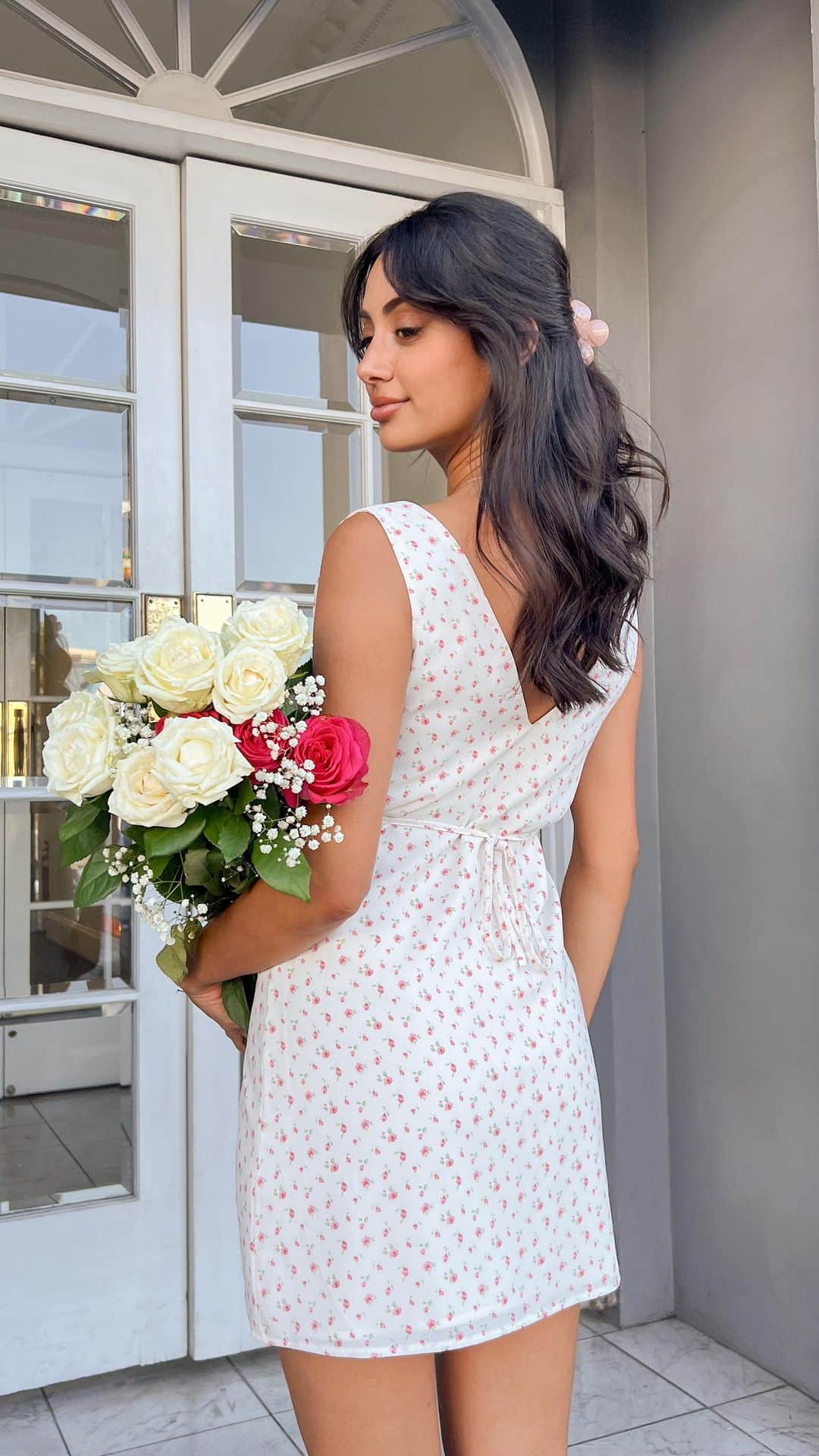 Beginning Boutiqueのインスタグラム：「Time to pair your cardigans with your mini dresses as we transition into Fall 🍂 Shop the NEW Ivy Rose Pink Floral Mini Dress with our Bad Habits White Cardigan!」