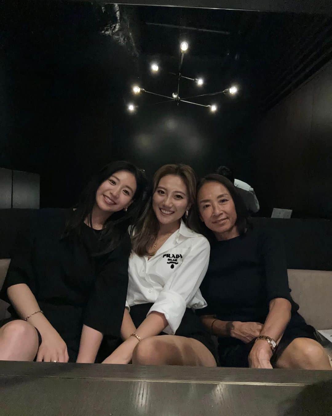 佐山彩香のインスタグラム：「- かっこよすぎる憧れのつぐみさんと 可愛い綾ちゃんと楽しい夜🥂💕 ありがとうございました🥰 @tsugumiw  @matarai_aya」