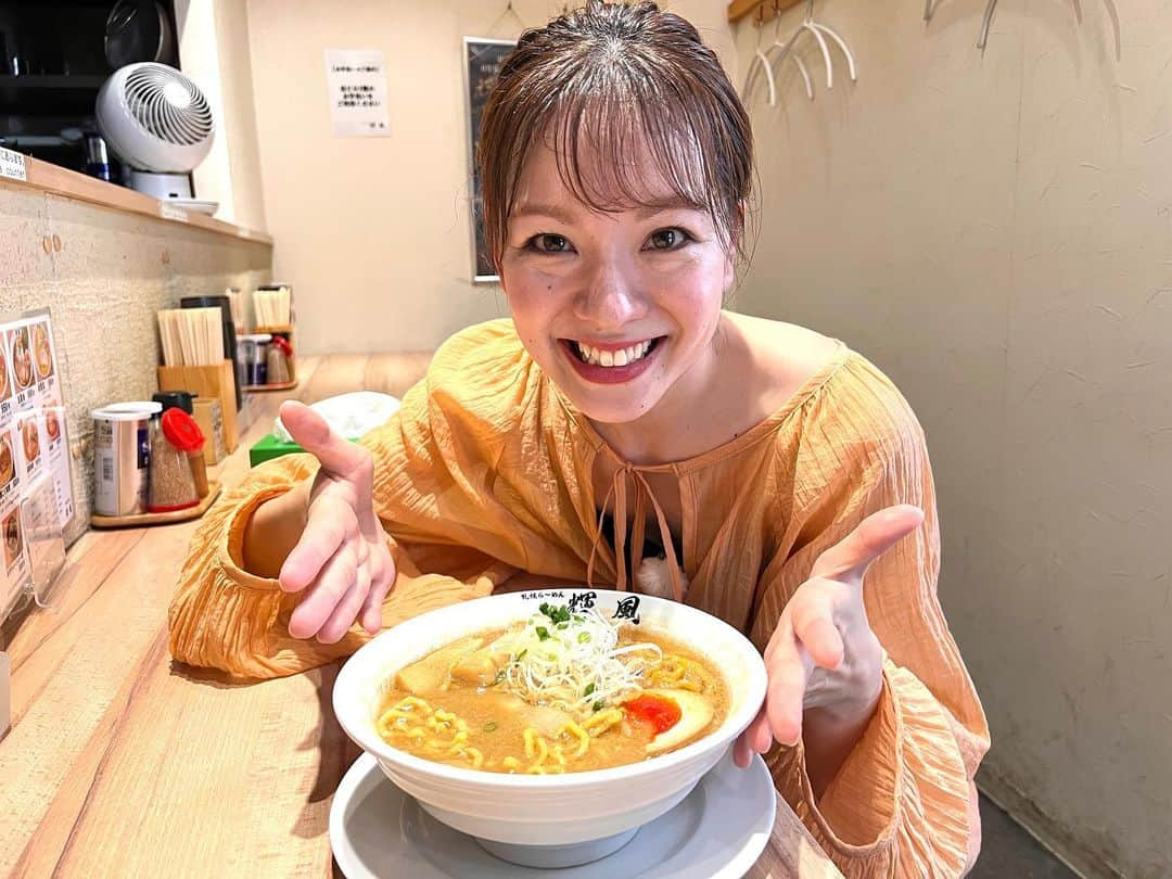 芳賀愛華さんのインスタグラム写真 - (芳賀愛華Instagram)「. 🍜🍜🍜  今日１８時３０分からの旅コミ北海道📺 ２年ぶりに出演させてもらいます🥰🎈！  昨日から始まったさっぽろオータムフェスト🍂  大通公園５丁目会場の HOKKAIDOラーメン祭りに出店されるお店をご紹介します😆  私は行列ができる名店の濃厚な味噌ラーメン🍜 そしてイベント限定のメニューを 一足お先にいただいてきました😋 ぜひご覧ください☺️  #ラーメン#旅コミ#旅コミ北海道#」9月9日 12時06分 - aika_haga