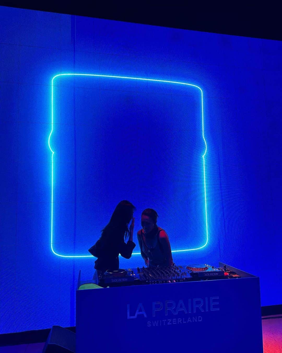ペ・ヌリのインスタグラム：「Friday Night with @laprairie  #라프레리 #laprairie #skincaviar」