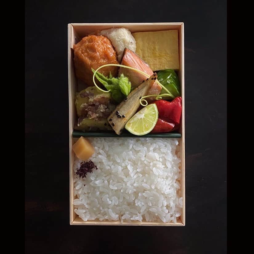 後藤しおりのインスタグラム：「土鍋ごはん弁当・七寸の出荷。農家さんから届いた赤伏見とうがらしがトマトのような瑞々しさでとっても美味しいです。午後もお仕事がんばれますように。」