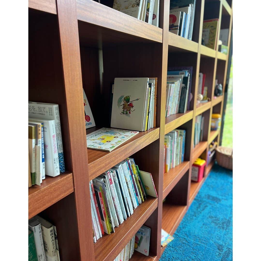 松尾翠さんのインスタグラム写真 - (松尾翠Instagram)「現在発売中のkodomoe10月号に 本と本棚について取材していただいた記事が載っています✨  本棚というものがとにかく大好き。 こだわって作った家の本棚や 隠し漫画扉など🚪いろんな本の居場所の写真に撮って下さり 今の本棚記録、思い出にもなって嬉しい🥹 本好き冥利に尽きます🙏 ありがとうございました✨  そして何より…kodomoeさんといえば、ノラネコぐんだんですよ。うれしーーー！  ボンバーは、張り切って、おままごとでなにやら準備してくれてました😍  おすすめの6冊も。 選書って、いつも選べず、楽しい。 子供達も、きのうも「この本も、今のおすすめやなぁ！」とかいいながら本棚からいそいそと本をだして並べてて。 すごくいい経験になったみたいです。  おうちで、好きな絵本やそのときのテーマをつくって、子どもたちとそれぞれのおすすめを紹介しあう「本屋さんごっこ」 楽しいです♪  @kodomoe 11月11日は、二子玉川ライズで「コドモエおやこフェス」があるそうで、次女ボンバーとそれを発見してわくわく。ノラネぐんだんがいっぱい。絶対かわいい🥹 連れてってあげたいなぁ、東京の人、いいなぁ…！  @senseofwonder_kyoto というオンライン本屋さんもやってます。 本のあるちょっとうれしい暮らしをご提案。 のぞいていっていただけるとうれしいです。 今月のカートオープンは、今日(9/9)22時までです🎪  #本棚 #本棚のある暮らし#kodomoe #コドモエ #絵本棚 #本が好き #3kidsmama#本からつながる #あの人の本棚 #読書好き#本屋 #senseofwonderkyoto #松尾翠」9月9日 12時21分 - midori.matsuo_official