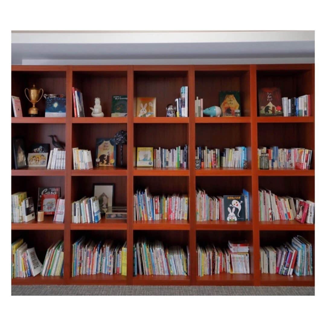 松尾翠さんのインスタグラム写真 - (松尾翠Instagram)「現在発売中のkodomoe10月号に 本と本棚について取材していただいた記事が載っています✨  本棚というものがとにかく大好き。 こだわって作った家の本棚や 隠し漫画扉など🚪いろんな本の居場所の写真に撮って下さり 今の本棚記録、思い出にもなって嬉しい🥹 本好き冥利に尽きます🙏 ありがとうございました✨  そして何より…kodomoeさんといえば、ノラネコぐんだんですよ。うれしーーー！  ボンバーは、張り切って、おままごとでなにやら準備してくれてました😍  おすすめの6冊も。 選書って、いつも選べず、楽しい。 子供達も、きのうも「この本も、今のおすすめやなぁ！」とかいいながら本棚からいそいそと本をだして並べてて。 すごくいい経験になったみたいです。  おうちで、好きな絵本やそのときのテーマをつくって、子どもたちとそれぞれのおすすめを紹介しあう「本屋さんごっこ」 楽しいです♪  @kodomoe 11月11日は、二子玉川ライズで「コドモエおやこフェス」があるそうで、次女ボンバーとそれを発見してわくわく。ノラネぐんだんがいっぱい。絶対かわいい🥹 連れてってあげたいなぁ、東京の人、いいなぁ…！  @senseofwonder_kyoto というオンライン本屋さんもやってます。 本のあるちょっとうれしい暮らしをご提案。 のぞいていっていただけるとうれしいです。 今月のカートオープンは、今日(9/9)22時までです🎪  #本棚 #本棚のある暮らし#kodomoe #コドモエ #絵本棚 #本が好き #3kidsmama#本からつながる #あの人の本棚 #読書好き#本屋 #senseofwonderkyoto #松尾翠」9月9日 12時21分 - midori.matsuo_official