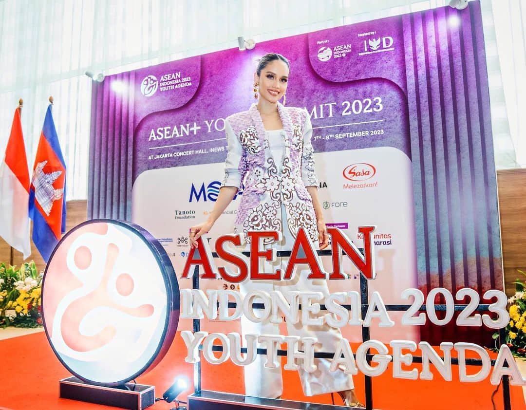 Cinta Lauraのインスタグラム：「Thank you for trusting me as your ASEAN Youth Ambassador 2023. 💜  Had such a fruitful discussion on education and it’s impact on youth employment in our ever changing world! Honored to have shared the stage with Mr. Othman Almoamar (Minister of Economy and Planning - Saudi Arabia), Mr. Jaemus Lim (Member of Singaporean House of Parliament) Mr. Jang Kyung-Tae (Member of the South Korean National Assembly) and Ms. Puteri Komarudin (Member of the Indonesian House of Representatives).   Hope to be back next year!」