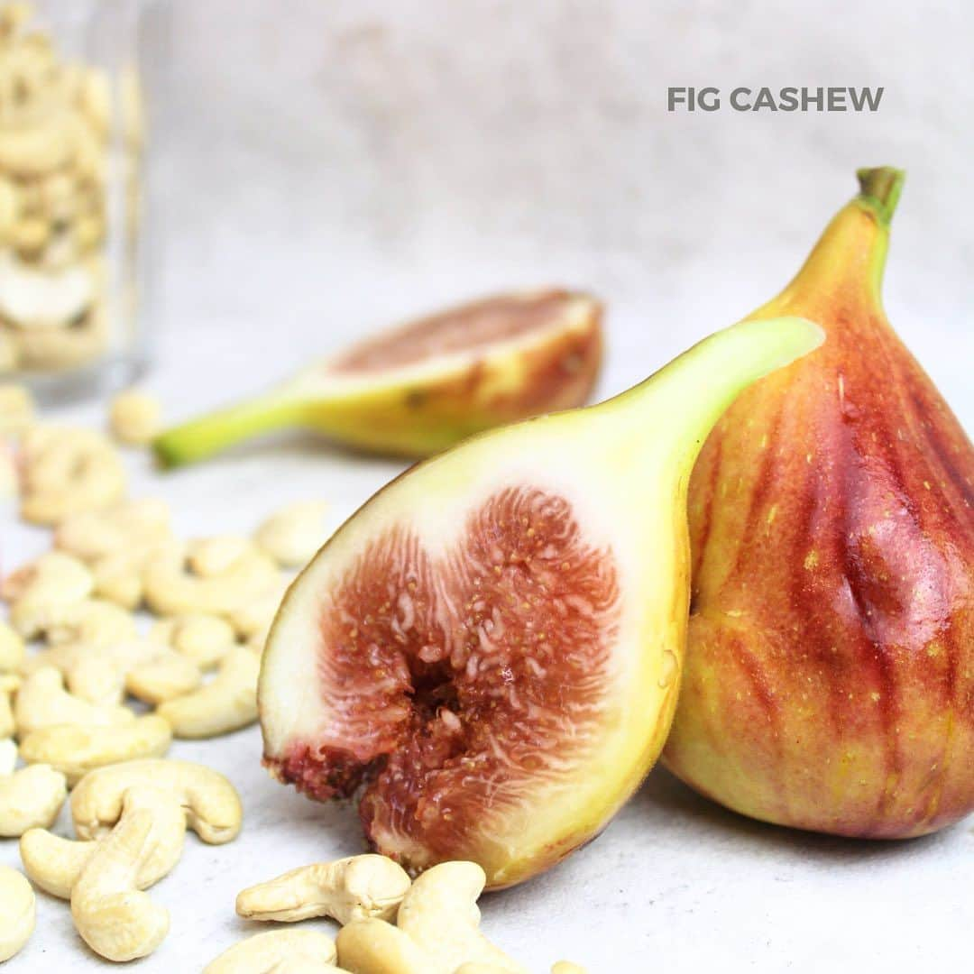 YES TOKYOさんのインスタグラム写真 - (YES TOKYOInstagram)「⁡ ⁡ ⁡ 【SEASONAL MENU -FIG Cashew-】 ⁡ ⁡ いつも、YES TOKYOをご利用頂きありがとうございます。 ⁡ 9月より発売スタートしております、SEASONAL MENUをご紹介いたします！ ⁡ ⁡ 【FIG Cashew】 カシューナッツ・イチジク・ナチュラルウォーター・アガベシロップ・ピンクソルト・ピタヤ ⁡ カシューナッツは、ナッツ類の中では、比較的糖質が多く脂質の割合が少なく、脂質にはオレイン酸が多く含まれています。 オレイン酸はオメガ9系脂肪酸で、抗酸化作用に大変優れています。 ⁡ また、多種のビタミンやミネラルを含んでおり、亜鉛も豊富に含まれております。 亜鉛は不足しやすく、亜鉛は体内の多くの仕組みに関与している為、不足することで様々な不具合が出てきます。 味覚障害、皮膚炎、脱毛、口内炎、食欲低下、免疫力の低下… ⁡ 細胞や味覚の維持の為に重要な必須ミネラルの一つでもありますが、日常の食生活では十分に摂取することが難しい… そんな方には大変お勧めの1本です！！ ⁡ カシューナッツミルクをベースにイチジクを加え、優しい甘みにしておりますので、糖質が気になる方や、ダイエット中のおやつ代わりとしてもお勧めです。 ⁡ イチジクにはペクチンや、カリウム、カルシウム、マグネシウム、鉄などのミネラル、酵素のフィシンなど、女性に嬉しい栄養素も豊富に含まれています。 その栄養素の多さから「不老長寿の果物」と呼ばれることもあるほどです。 ⁡ また、ポリフェノールの一種であるアントシアニンも含まれてます。 このポリフェノールには高い抗酸化作用があり、動脈硬化や老化の原因になる活性酸素を取り除いてくれる働きがあり、アンチエイジングにも！！ ⁡ ダイエット中の小腹が空いた時のおやつ代わりや、クレンズ後の朝食、昼食にもお勧めです。 ⁡ -こんな方にオススメ- ✔︎ダイエット中の方 ✔︎健康なお肌づくりを目指している方 ✔︎ミネラル不足の方 ✔︎亜鉛を効率良く摂取したい方 ⁡ ⁡ 季節限定の商品でございます。是非この機会にお試しください。 （店頭または、オンラインショップよりご購入頂けます。） ⁡ ⁡ 何かご不明な点がございましたら、お気軽にお問い合わせください。 ⁡ 【お問い合わせ】 ■中目黒店 ☎︎：03-3760-4717 ⁡ ■二子玉川店 ☎︎：03-6447-9663 ⁡ ⁡ ⁡ @yestokyo @yescbd_japan #yestokyo #yoga #cbd #coldpressedjuice #yescbd #ヨガ #コールドプレスジュース #ジュースクレンズ #クレンズジュース #中目黒 #二子玉川 #代官山 #福岡 #渋谷 #横浜 #ダイエット #ファスティング #ファスティングドリンク #ダイエットメニュー #cbdオイル #ダイエットプログラム #腸活 #断食 #断食ダイエット #ビーガン #スープクレンズ #全国配送 #ギフト #ケータリング」9月9日 12時15分 - yestokyo