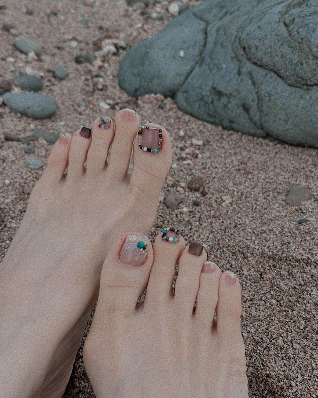 juliepeonyのインスタグラム：「🐷2023の腳_各種情境下都很漂亮の秋爪🍂 昨天🧔🏻停紅燈時，我順勢把🦶抬到擋風玻璃，跟他說：哎唷～怎麼會連塞車都那麼搭我的🦶😆😆😆 （最後一張圖隨手拍） - 像我醬紫時髦的女森，沒在care勾不勾卡不卡的問題的，哇哈哈😆我只在乎跟我的各種漂亮拖鞋搭不搭而已。」