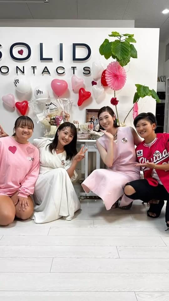 のインスタグラム：「先日 @solid_golftv  で @mai_kanon_official  きゃのんさんの結婚おめでとうパーティーに出席させてもらいました🤩❤️ 一年ぶりでしたが、やっぱり可愛くて素敵な方で🤍🤍 久しぶりにお会いできて嬉しかったです😍 旦那様と一緒にゴルフハマってくれるといいなあ〜🥺 お祝いには"美寿々"という日本酒をプレゼントさせていただきました🤣👍👍 そして わたしの可愛い後輩のあんちゃん　@annakono_17  と #元宝塚歌劇団宙組　の　@hikaru_aizuki  愛月ひかるさんがお祝いにいらっしゃいました🤩✨ めちゃくちゃ綺麗だった…🤤🤤 愛月さんもまだゴルフは少ししかやったことがないとのことだったので この出会いをきっかけにもう少し興味を示していただければなと思った私でございました🫡🤍 素敵な出会いばかりで本当に恵まれてるなあ…😭❤️ #宝塚歌劇団 #宝塚とゴルフを繋ぐ #ゴルフ #ゴルフ女子 #ゴルフ初心者  #ゴルフ部」