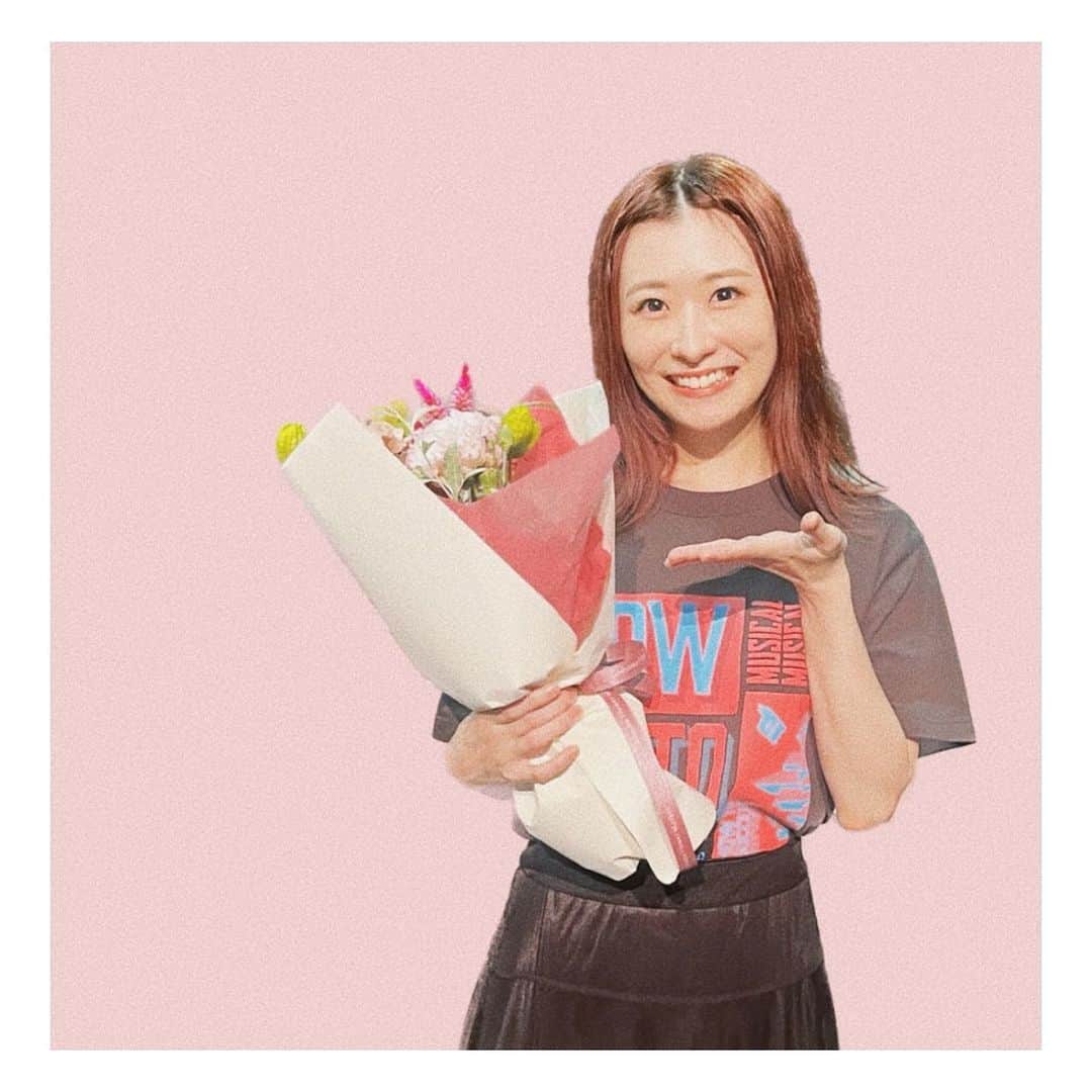 唯月ふうかのインスタグラム：「皆さん、沢山のお祝いメッセージありがとうございました🎀 とても嬉しくて、ニヤニヤしてます!!  ミュージカル「キャメロット 」お稽古場でお祝いして頂きました!! カンパニーの皆さんから「おめでとう」やプレゼントを沢山受け取り、その優しさが全身に沁みました😭 お稽古場の空気感がとても居心地良く、毎日本当に楽しい。 すごく幸せです🥳  27歳の私も、どうぞ皆さんよろしくお願いします!!   #musical  #キャメロット  #日生劇場  #松竹座  #birthday  #mybirthday   #唯月ふうか」