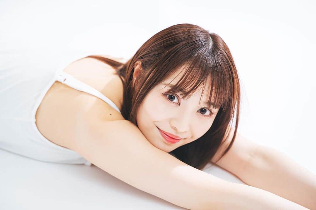 藤本結衣のインスタグラム：「珍しいタイプのお写真です📸  #白の世界  #ポートレート」