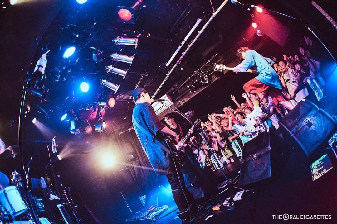 あきらかにあきらのインスタグラム：「PADOMAにてアルカラとツーマン最高に密でした！小箱はやっぱり楽しいね！愛のある一日でした🩵 📸 @ryotarokawashima_rcn」