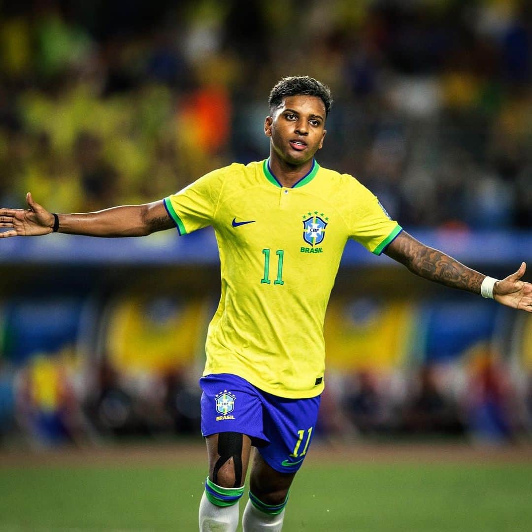 ロドリゴ・ゴエスのインスタグラム：「Noite incrível!! Muito obrigado a todo povo paraense pelo carinho que tiveram com a gente nesses dias, vocês foram muito especiais 🤍 Muito feliz pela vitória da equipe, pelos gols e pela assistência ao meu ídolo @neymarjr para se tornar o maior artilheiro da história da nossa seleção! 🙌🏾💚💛⚡️」