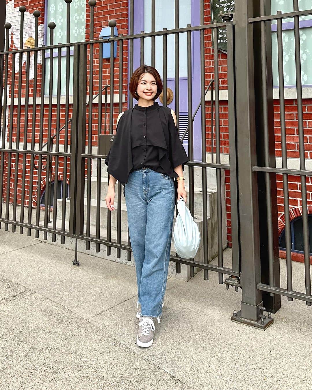 三佐和あやのインスタグラム：「次女とデート✨  スニーカーお気に入りだから、 ウォーキング 撮ってもらったよ📷✨  絶対 足痛くなりたくなかったから、 @akaishi.official スニーカー履いてきたよ👟 🍂  同じブランドの夏のスリッポンが  履き心地 すごくよかったので、リピ！  秋コーデに合わせて 皮素材スニーカーに チェンジ🎵  大人のカジュアルコーデは、 素材にこだわると 大人っぽい雰囲気になるので、積極的に取り入れたい✨  0.5サイズ大きめにしたら、 ちょうど良かった〜♡  足を包み込んでくれる優しい フィット感が すごくお気に入り✨  もし合わなくても 無料で 交換してくれるんだよね。信頼している ブランド☺️  アラフォーになると、 足の健康にも気をつけたい✨  ◽️AKAISHIは、外反母趾など 様々な足の悩みを持つ方が、 歩くことで足の健康をとりもどす靴を 研究開発しているブランドです。  数千人の足裏の形から導き出されたAKAISHIオリジナルのインソールは 履いた瞬間、 足裏に吸いつくようにフィットします。  　→公式通販サイト：「AKAISHI　靴」で検索🔍  #スニーカー #シューズ #レースアップシューズ  #AKAISHI #AKAISHI公式通販 #アカイシ  #ArchFitter #アーチフィッター #外反母趾 #足底筋膜炎 #足が痛い  #PR」
