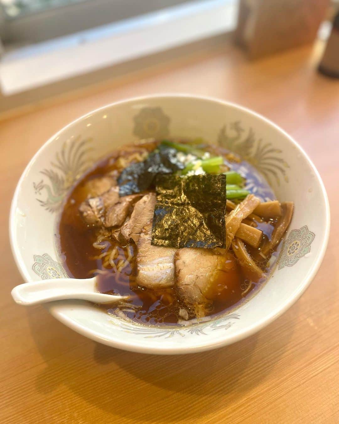 長谷川真美さんのインスタグラム写真 - (長谷川真美Instagram)「#麺活 🍜💕  #飯田橋 の中華そば辻 @chuukasoba_tsuji さんへ😋  飯田橋の名店「#びぜん亭」から 伝統の味を承継した歴史ある中華そば✨  中細のちぢれ麺にスープが絡んで 昔ながらの味！美味しい💕 トロトロっとした国産の 絶品チャーシューがドーンと！ 大満足でした✨  二階にはテーブル席とカウンターがあり 今回は2階のカウンターでいただきました😋  「インスタグラムの投稿を見た！」 と店員さんに伝えると トッピングのちゃあしゅうを サービスしてくれるよ💡  ぜひ行ってみてねー！！！  PR @chuukasoba_tsuji #ramen  #ちゃあしゅうそば #tokyoramen #japanesefood #iidabashiramen #chuukasobatsuji #中華そば辻 #飯田橋ラーメン」9月9日 12時31分 - maami.hase