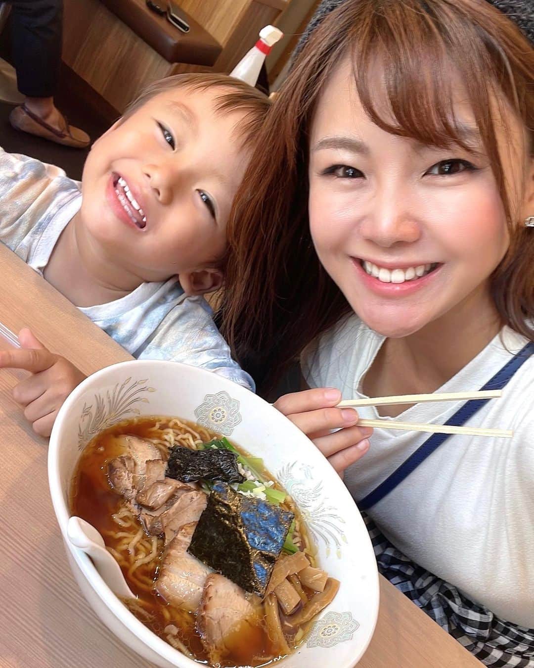 長谷川真美さんのインスタグラム写真 - (長谷川真美Instagram)「#麺活 🍜💕  #飯田橋 の中華そば辻 @chuukasoba_tsuji さんへ😋  飯田橋の名店「#びぜん亭」から 伝統の味を承継した歴史ある中華そば✨  中細のちぢれ麺にスープが絡んで 昔ながらの味！美味しい💕 トロトロっとした国産の 絶品チャーシューがドーンと！ 大満足でした✨  二階にはテーブル席とカウンターがあり 今回は2階のカウンターでいただきました😋  「インスタグラムの投稿を見た！」 と店員さんに伝えると トッピングのちゃあしゅうを サービスしてくれるよ💡  ぜひ行ってみてねー！！！  PR @chuukasoba_tsuji #ramen  #ちゃあしゅうそば #tokyoramen #japanesefood #iidabashiramen #chuukasobatsuji #中華そば辻 #飯田橋ラーメン」9月9日 12時31分 - maami.hase