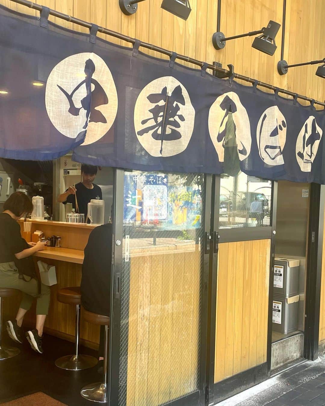 長谷川真美さんのインスタグラム写真 - (長谷川真美Instagram)「#麺活 🍜💕  #飯田橋 の中華そば辻 @chuukasoba_tsuji さんへ😋  飯田橋の名店「#びぜん亭」から 伝統の味を承継した歴史ある中華そば✨  中細のちぢれ麺にスープが絡んで 昔ながらの味！美味しい💕 トロトロっとした国産の 絶品チャーシューがドーンと！ 大満足でした✨  二階にはテーブル席とカウンターがあり 今回は2階のカウンターでいただきました😋  「インスタグラムの投稿を見た！」 と店員さんに伝えると トッピングのちゃあしゅうを サービスしてくれるよ💡  ぜひ行ってみてねー！！！  PR @chuukasoba_tsuji #ramen  #ちゃあしゅうそば #tokyoramen #japanesefood #iidabashiramen #chuukasobatsuji #中華そば辻 #飯田橋ラーメン」9月9日 12時31分 - maami.hase