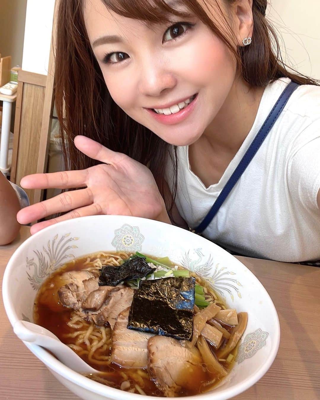 長谷川真美さんのインスタグラム写真 - (長谷川真美Instagram)「#麺活 🍜💕  #飯田橋 の中華そば辻 @chuukasoba_tsuji さんへ😋  飯田橋の名店「#びぜん亭」から 伝統の味を承継した歴史ある中華そば✨  中細のちぢれ麺にスープが絡んで 昔ながらの味！美味しい💕 トロトロっとした国産の 絶品チャーシューがドーンと！ 大満足でした✨  二階にはテーブル席とカウンターがあり 今回は2階のカウンターでいただきました😋  「インスタグラムの投稿を見た！」 と店員さんに伝えると トッピングのちゃあしゅうを サービスしてくれるよ💡  ぜひ行ってみてねー！！！  PR @chuukasoba_tsuji #ramen  #ちゃあしゅうそば #tokyoramen #japanesefood #iidabashiramen #chuukasobatsuji #中華そば辻 #飯田橋ラーメン」9月9日 12時31分 - maami.hase