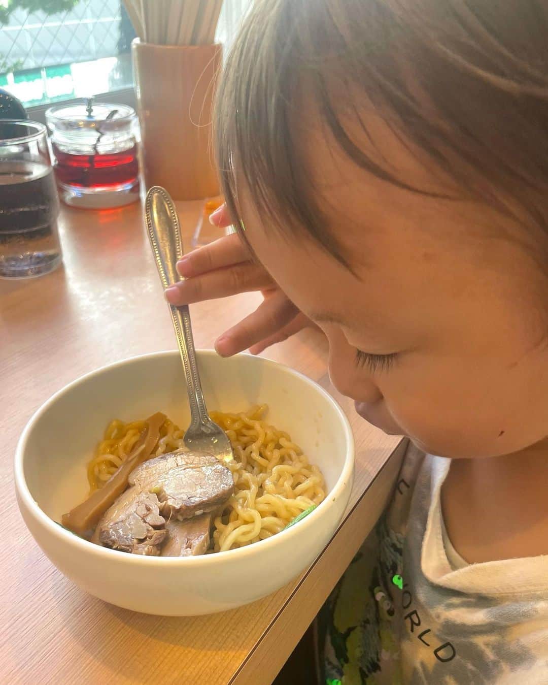 長谷川真美さんのインスタグラム写真 - (長谷川真美Instagram)「#麺活 🍜💕  #飯田橋 の中華そば辻 @chuukasoba_tsuji さんへ😋  飯田橋の名店「#びぜん亭」から 伝統の味を承継した歴史ある中華そば✨  中細のちぢれ麺にスープが絡んで 昔ながらの味！美味しい💕 トロトロっとした国産の 絶品チャーシューがドーンと！ 大満足でした✨  二階にはテーブル席とカウンターがあり 今回は2階のカウンターでいただきました😋  「インスタグラムの投稿を見た！」 と店員さんに伝えると トッピングのちゃあしゅうを サービスしてくれるよ💡  ぜひ行ってみてねー！！！  PR @chuukasoba_tsuji #ramen  #ちゃあしゅうそば #tokyoramen #japanesefood #iidabashiramen #chuukasobatsuji #中華そば辻 #飯田橋ラーメン」9月9日 12時31分 - maami.hase