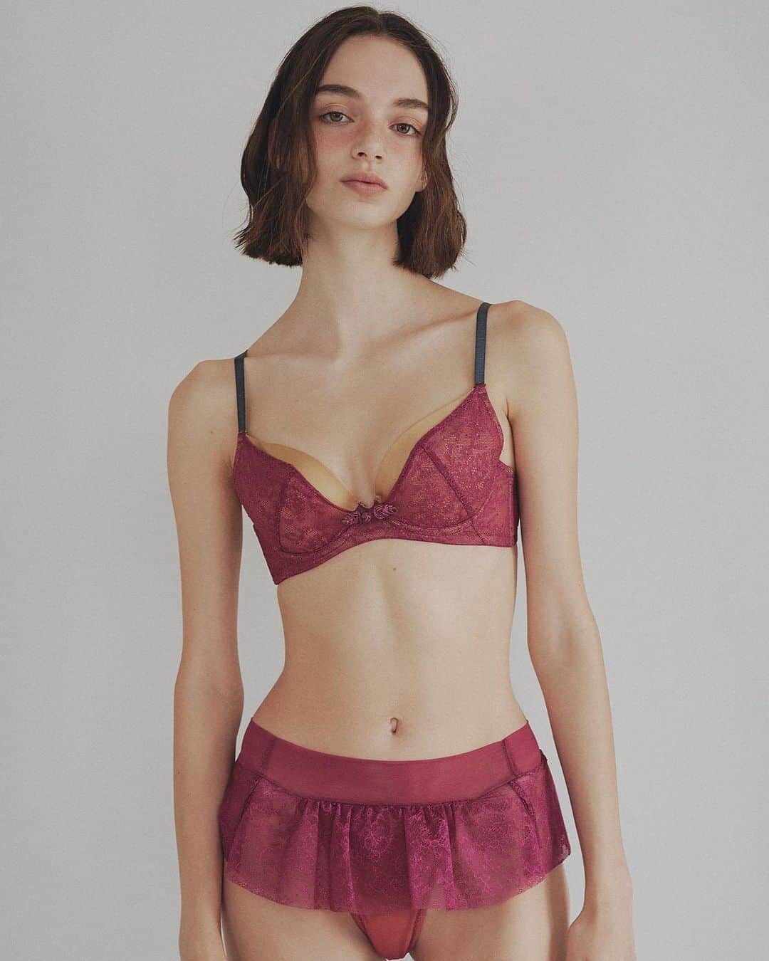 Lily Brownさんのインスタグラム写真 - (Lily BrownInstagram)「- LILY BROWN Lingerie -  ♦ Chinoiserie Series ♦  チャイナディティールが目を惹く、シノワズリランジェリー。 ヴィンテージライクな配色をポイントに、LILY BROWNで人気の「チャイナディティール」をランジェリーに落とし込んだシノワズリシリーズ。  ＊LADY MAKE BRA＊ L字ワイヤーで深い谷間を作る「レディメイク」のパターンを採用。 中心が低いのでワイヤーが刺さりにくく、様々な体型に合いやすい形です。  Thong Shorts たっぷりフレアのデザインで華やかに仕上げました。 後ろマチを太めに設計し、普段ソングをあまり履かない方でも挑戦しやすくなっています。  ⁡サイズ展開 ブラ：B65〜E75 ショーツ：S〜M 　 オンラインストア/ランジェリー取扱い店舗にて入荷中 ⁡ #lilybrown #リリーブラウン #vintage #vintagefeature #LILYBROWNLingerie #lingerie」9月9日 12時32分 - lily_brown_official