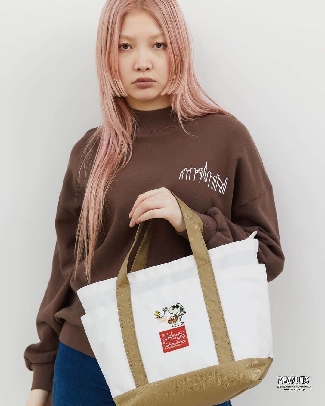 のインスタグラム：「【Manhattan Portage × PEANUTS Bag Collection】   PEANUTSとのコラボレーションコレクションが、ブランド40周年仕様で登場します。 今回のコラボレーションは、「LOVE」をテーマに展開し、ピースフルなオリジナルアートが特徴です。 フェス等にもぴったりな、今作の世界観を是非お楽しみください。  バッグコレクションは、全てのモデルにサークル型のポーチが付属します。   #manhattanportage#newyork #nyc #PEANTS #SNOOPY #マンハッタンポーテージ #ニューヨーク #スヌーピー #ピーナッツ」