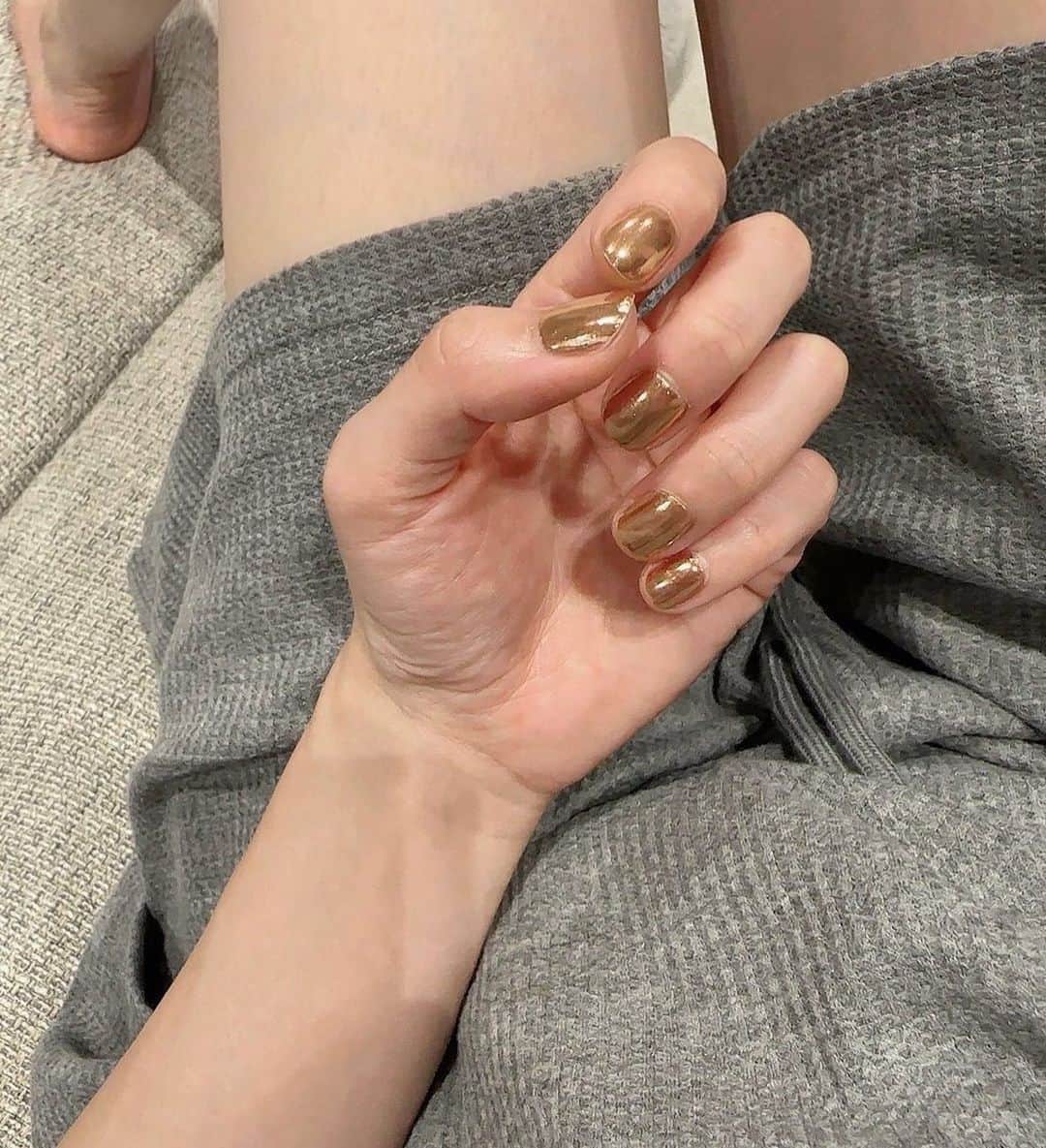 瀬川あやかのインスタグラム：「* ツアーネイルはパウダーでメタリックにした🩶 色は髪色合わせ💅 セルフジェルでも単色なら案外いける✌︎ でも綺麗なのは5日くらいが限界や笑  @granje_official ってジェルキット使ってる！」