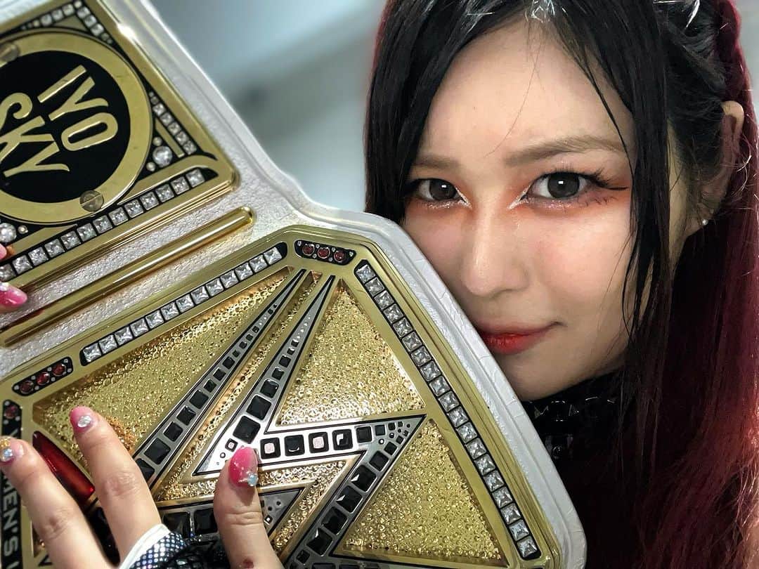 のインスタグラム：「Asuka needs to get ready for IYO.   #smackdown #iyosky」