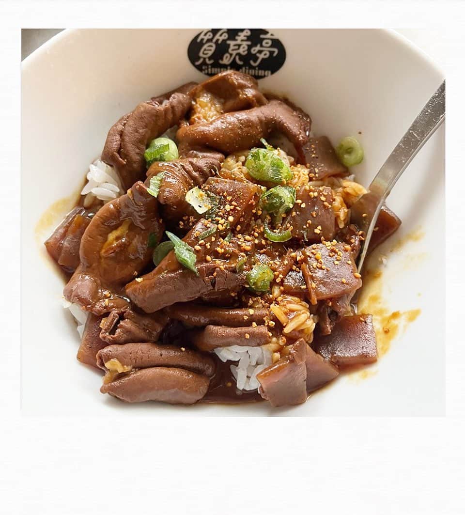のインスタグラム：「本日の質素亭、頂きモノ『マルサン どて焼き』丼❤️パケ裏にどんぶりにしたり、野菜炒めにもどうぞ、とあり『どて焼き丼』にしたら、むっちゃんこ美味しい‼︎タレが美味すぎ😋超〜ヤバい！そのままおつまみにしなくて良かった〜 #質素亭 #しっそ亭  皆さまから頂いた質素亭の数々のおかげで、アトリエに篭ってコロナ治療専念出来てます〜🙇ありがとうございます〜🙏」