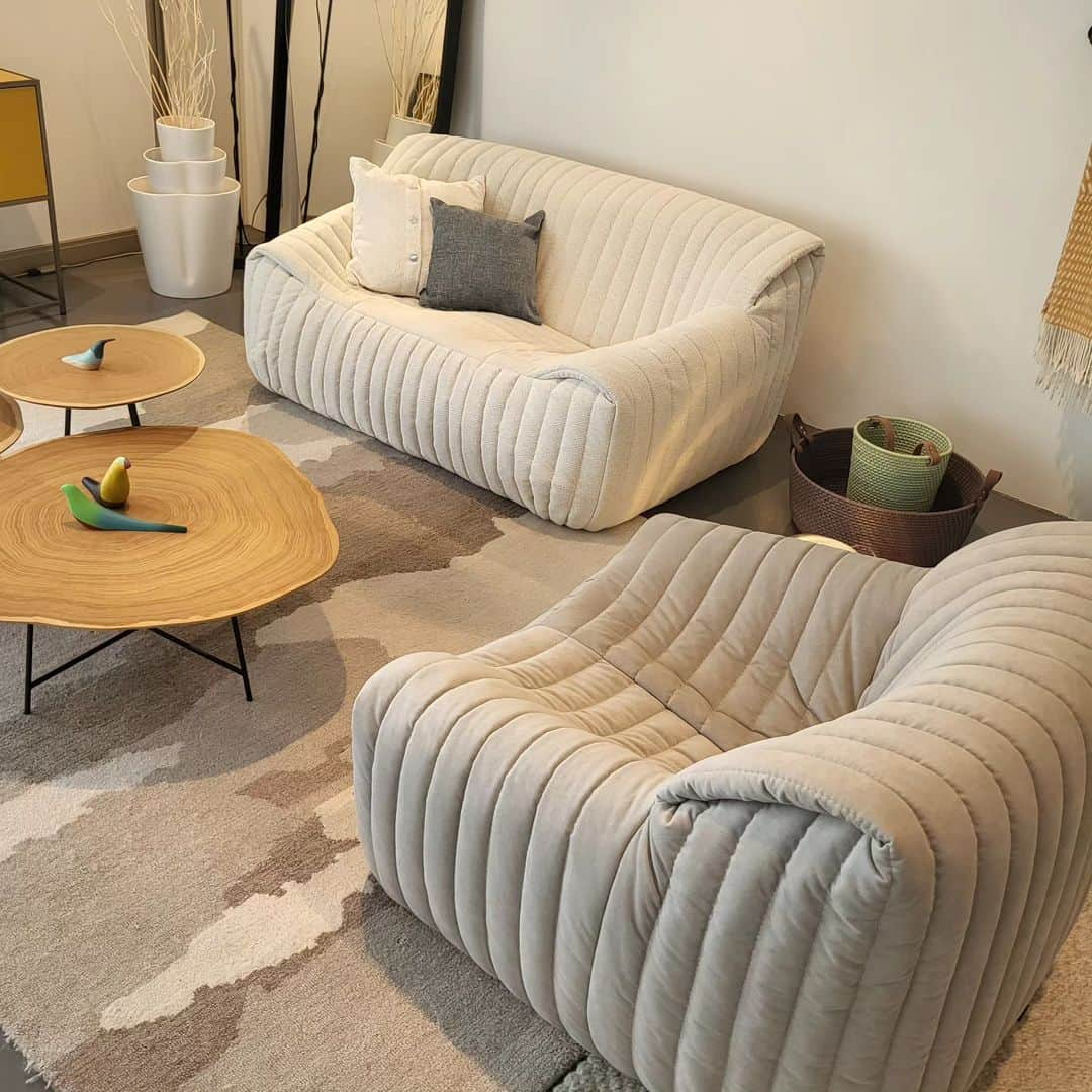 ligne roset shopさんのインスタグラム写真 - (ligne roset shopInstagram)「【ROSETSandra】ロゼサンドラ オールウレタンモデル・またアームがついてることで、使い勝手も良い、ロゼサンドラ。 クラシックさもある、縦のスティッチが、とても可愛いです✨ お色見によっては、シックな格好いい雰囲気にも、まとめられます。  【Size】 1P:W980×D1020×H680×SH370 2P:W1550×D1020×H680×SH370  【Fabric】 1P Ultrasueade 3366 2P RG-393  ご質問などはDMまでお気軽にお問い合わせください🌱  #ligneroset #myligneroset #lignerosetsandra  #リーンロゼのある暮らし  #interior #sofa #インテリア #インテリアコーディネート」9月9日 12時48分 - ligneroset_jp_shop