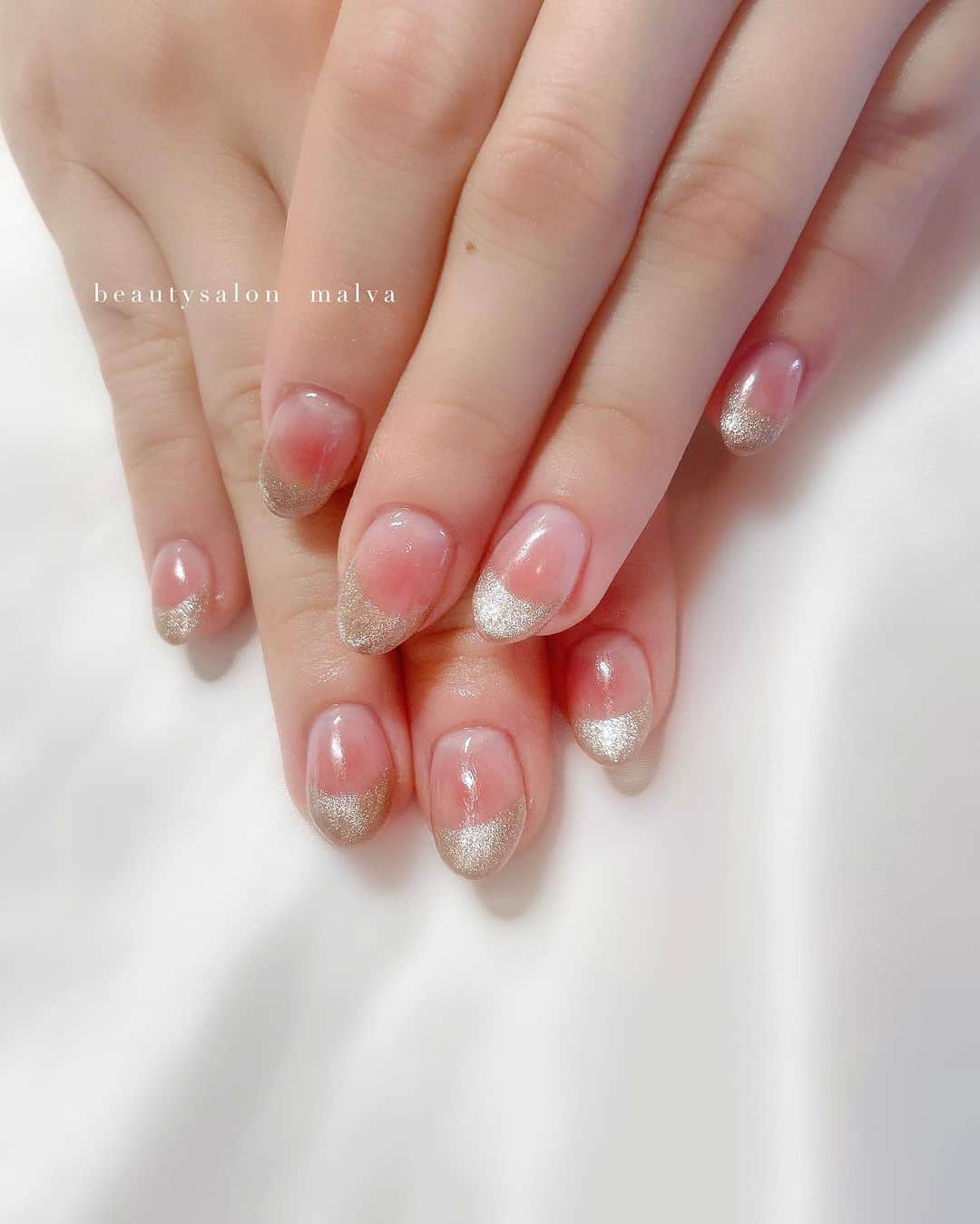 nailsalon malva（ネイルサロンマルヴァ）のインスタグラム：「お客様からのリクエストネイル💅 ⁡ 実は初めてマグネットフレンチをしたのですが フレンチライン意外とはっきり出ることがわかりました🙋‍♀️ ⁡ チークネイルとの相性も🙆‍♀️ ⁡ ↪︎ ネイルのケアと保証期間 ⁡ malvaのネイルはドライケア、カットスタイルも込みです。 保証期間は約4週間となります（※ご新規様は3週間となります）。 ⁡ ＿＿＿＿＿＿＿＿＿＿＿＿＿ ⁡ ⁡ 𝐛𝐞𝐚𝐮𝐭𝐲𝐬𝐚𝐥𝐨𝐧 𝐦𝐚𝐥𝐯𝐚⠀ 📍明治神宮前駅｜原宿駅　徒歩𝟑分 ⠀ 💬ご予約やお問い合わせ 𝐋𝐈𝐍𝐄から承っております @ 𝐦𝐚𝐥𝐯𝐚 ⁡ お気軽にご連絡ください♡ ⁡ ⁡ ＿＿＿＿＿＿＿＿＿＿＿＿＿＿ ⁡ ▸ジェルネイル｜スカルプ｜ネイルケア ▸まつげカール｜まつげエクステ｜ワンホンエクステ ▸ハーブよもぎ蒸し ▸ワックス脱毛 ⁡ \ アシスタント募集中💁‍♀️ / ⁡ ▸リモート可オンラインの画像動画制作アシスタント ▸サロンワーク全般アシスタント ⁡ ⁡ #チークネイル #マグネットフレンチネイル #ピンクネイル  #ワンホンネイル #malva #malvaネイル  #マグネットネイル #マグネットジェルネイル  #大人可愛いネイル #原宿ネイル #ピンクネイル  #表参道ネイル #東京ネイルサロン　#明治神宮前ネイル #新宿ネイル #千駄ヶ谷ネイル  #harajukunails #tokyonails #tokyonailsalon ⁡」