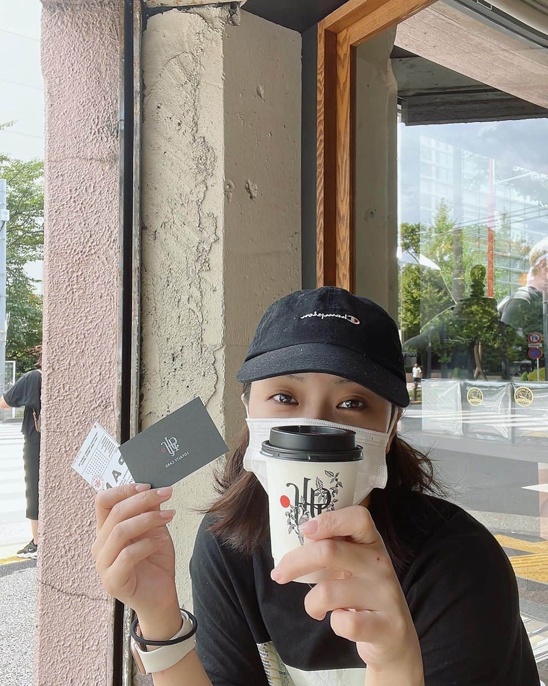 新原ミナミのインスタグラム：「自分の機嫌の取り方ってむずー。  先日行った、神保町のコーヒーショップ“Glitch Coffee and Roasters JINBOCHO”  行くの2回目なんだけどちょっと貴重な豆でコーヒーいただけるのでワクワクしてテンション上がります。  コーヒー好きさんにはおすすめ。 私はいつも外の椅子で頂くのですが、店内も座ってみたい（2回とも満席だった）  なんか下がってるときは美味しいもので機嫌取るの大事。  #coffee  #coffeetime  #japan  #japanese  #tokyo  #fukuoka #art #日本  #東京  #福岡  #act  #actres  #stageact  #stageactor  #舞台  #演劇  #女優  #俳優 #ドラマ」