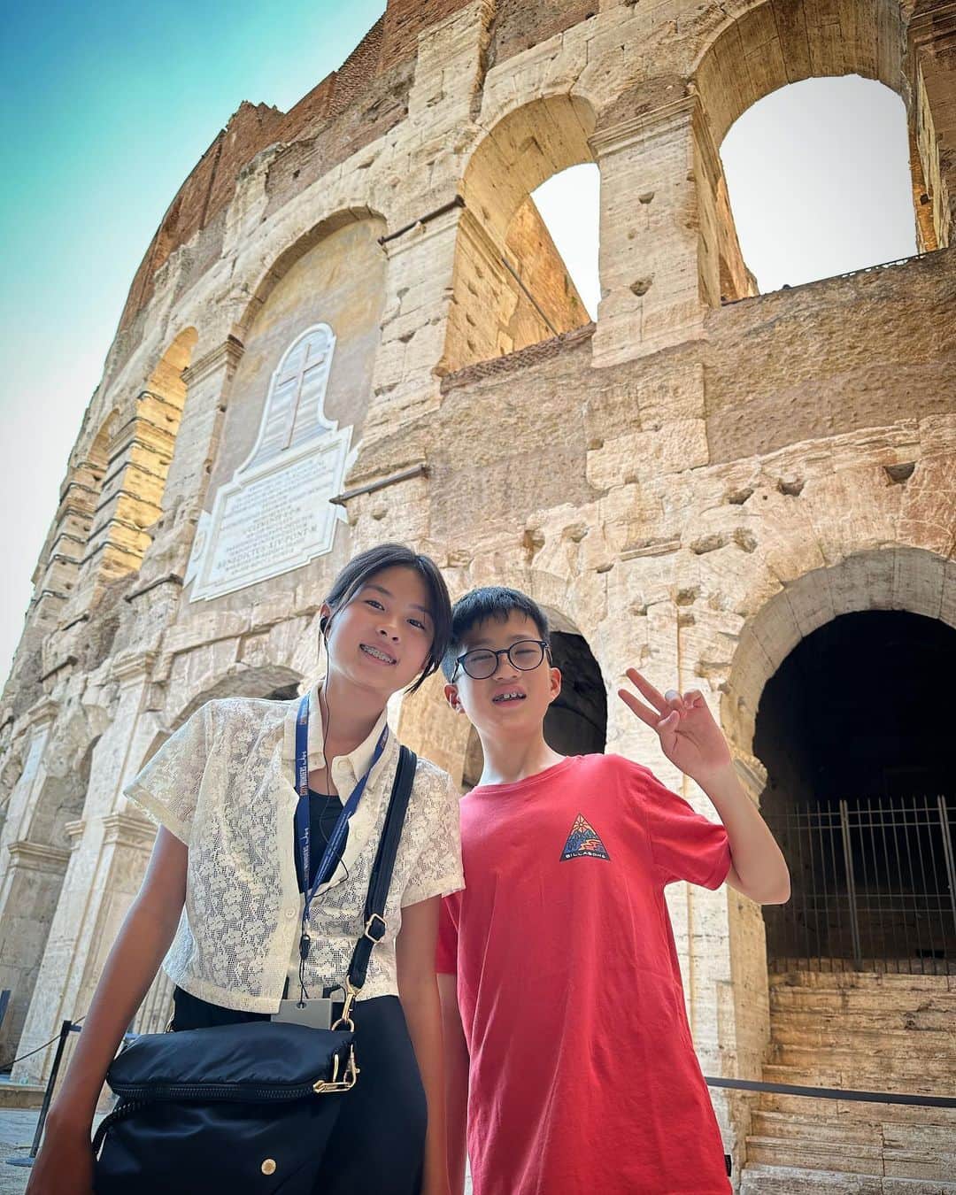 かほせいチャンネルのインスタグラム：「コロッセオ🇮🇹外から中に🤔かほせいがいっぱい写真撮ってくれるから助かる❤️」
