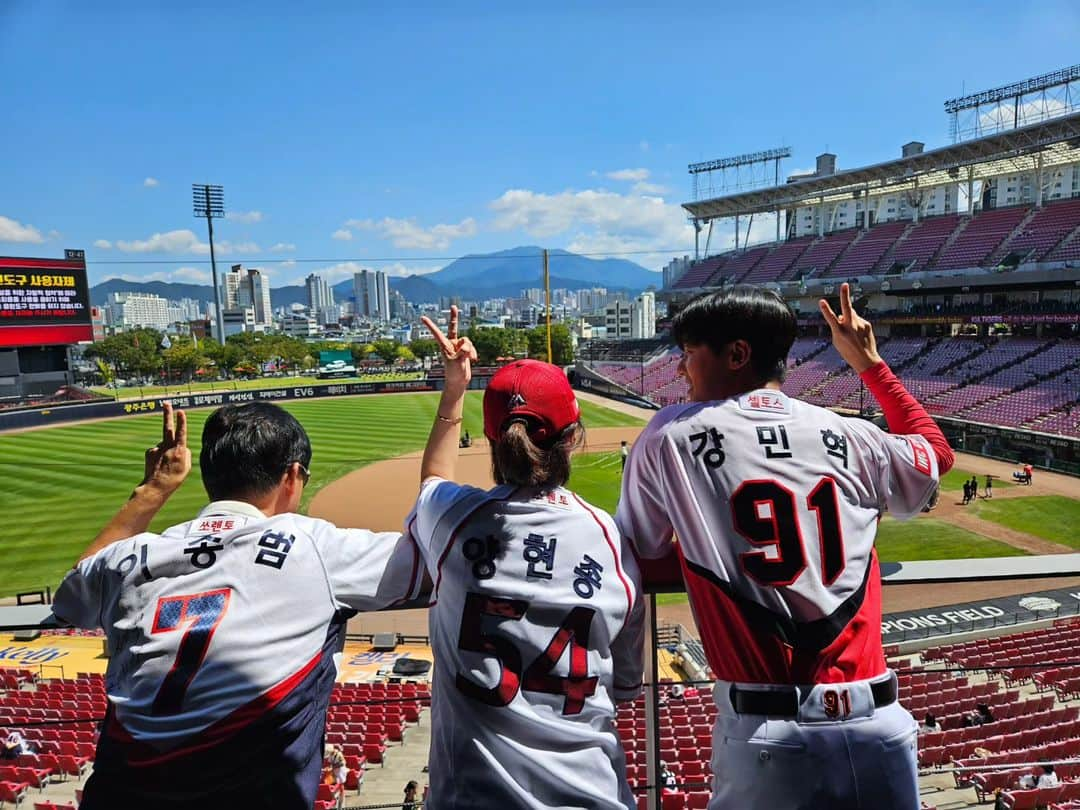 カン・ミニョクさんのインスタグラム写真 - (カン・ミニョクInstagram)「광주 챔피언스필드로 시구하러 왔습니다! 2시에 만나요!!  직관오면 승리확률인건 90%는 안비밀! 부모님 모시고 직관은 100%인 것도 안비밀!! 9월 20일 개봉하는 영화 '폭로' 많이 사랑해주세요  #타이거즈 #챔피언스필드 #폭로」9月9日 12時54分 - mr_kanggun