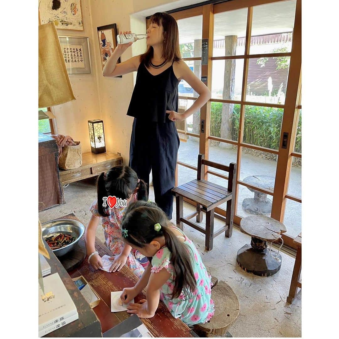 相沢まきさんのインスタグラム写真 - (相沢まきInstagram)「《夏休みの思い出2》 仲良くしてもらっている　@fanfan_closet の大分の実家に泊めてもらい、毎日温泉三昧♨️ 別府市の《ひょうたん温泉》と明礬温泉《えびすの湯》が種類も多くて湯上がりも肌すべすべで大満足でした✨ 子供達はお家の方が色々準備をしてくれて、お寿司屋さんごっこで注文取ってみんなのお寿司を握り、バイト代までもらってとっっても楽しそうで、貴重な経験を色々させてもらえて最高な旅となりました✈️ 子供の新学期も始まったので、少し自分の時間も過ごしたい所です✨ 貸してもらった　@fanfan_closet のワンピース可愛かった💕 #大分旅行　#夏休み　#アラフォーコーデ　#親子旅行　#別府温泉　#明礬温泉」9月9日 12時54分 - maki_aizawa0414