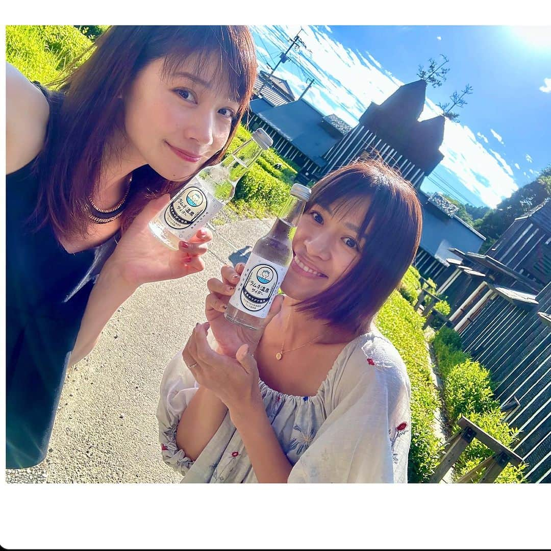 相沢まきさんのインスタグラム写真 - (相沢まきInstagram)「《夏休みの思い出2》 仲良くしてもらっている　@fanfan_closet の大分の実家に泊めてもらい、毎日温泉三昧♨️ 別府市の《ひょうたん温泉》と明礬温泉《えびすの湯》が種類も多くて湯上がりも肌すべすべで大満足でした✨ 子供達はお家の方が色々準備をしてくれて、お寿司屋さんごっこで注文取ってみんなのお寿司を握り、バイト代までもらってとっっても楽しそうで、貴重な経験を色々させてもらえて最高な旅となりました✈️ 子供の新学期も始まったので、少し自分の時間も過ごしたい所です✨ 貸してもらった　@fanfan_closet のワンピース可愛かった💕 #大分旅行　#夏休み　#アラフォーコーデ　#親子旅行　#別府温泉　#明礬温泉」9月9日 12時54分 - maki_aizawa0414