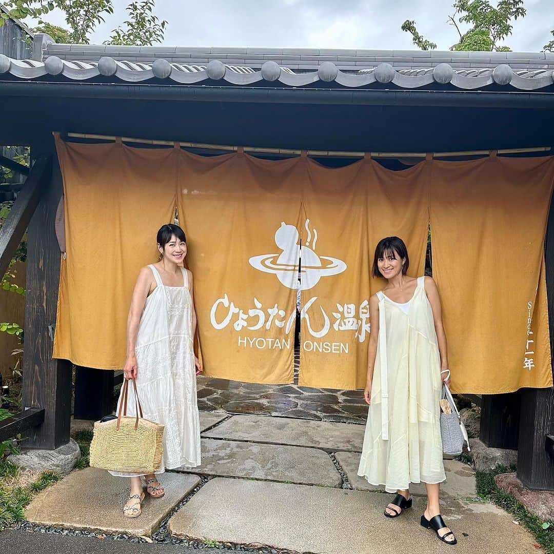 相沢まきさんのインスタグラム写真 - (相沢まきInstagram)「《夏休みの思い出2》 仲良くしてもらっている　@fanfan_closet の大分の実家に泊めてもらい、毎日温泉三昧♨️ 別府市の《ひょうたん温泉》と明礬温泉《えびすの湯》が種類も多くて湯上がりも肌すべすべで大満足でした✨ 子供達はお家の方が色々準備をしてくれて、お寿司屋さんごっこで注文取ってみんなのお寿司を握り、バイト代までもらってとっっても楽しそうで、貴重な経験を色々させてもらえて最高な旅となりました✈️ 子供の新学期も始まったので、少し自分の時間も過ごしたい所です✨ 貸してもらった　@fanfan_closet のワンピース可愛かった💕 #大分旅行　#夏休み　#アラフォーコーデ　#親子旅行　#別府温泉　#明礬温泉」9月9日 12時54分 - maki_aizawa0414