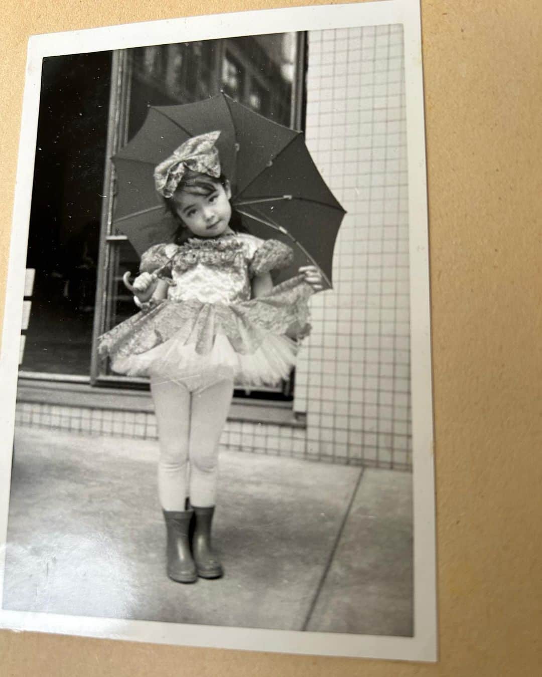 安藤優子さんのインスタグラム写真 - (安藤優子Instagram)「母の愛。  2歳からお遊戯の延長でバレエを習っていました。  その頃のアルバムを見ると、発表会に向けて、踊り方のメモまで貼ってありました。  発表会まで、母がどれだけ心配していたかが伝わってきました。  そして発表会当日には、見に来てくださった方に記念のお品をお渡ししていた母。  和菓子などの包み紙に加えて、」ゆうこ」と名入れをしてくれた、ひよこのピックも写っています。  そしてそれがまだ私の手元にあって、果物をお客様に出したりする時に、現役として大活躍ちゅう。  大切に育ててもらったことに、今さらながらに鼻の奥がツーンとして、涙がこぼれました。  これからも両親への感謝をこめて、ひよこさんたちは我が家で元気に活躍してもらいます。  そんなこと思う昼下がり。  リンはなぜか壁に向かって爆睡です（笑）  #ひよこのピックに思うこと  #フレンチブルドッグ  #安藤優子」9月9日 13時05分 - yukoando0203