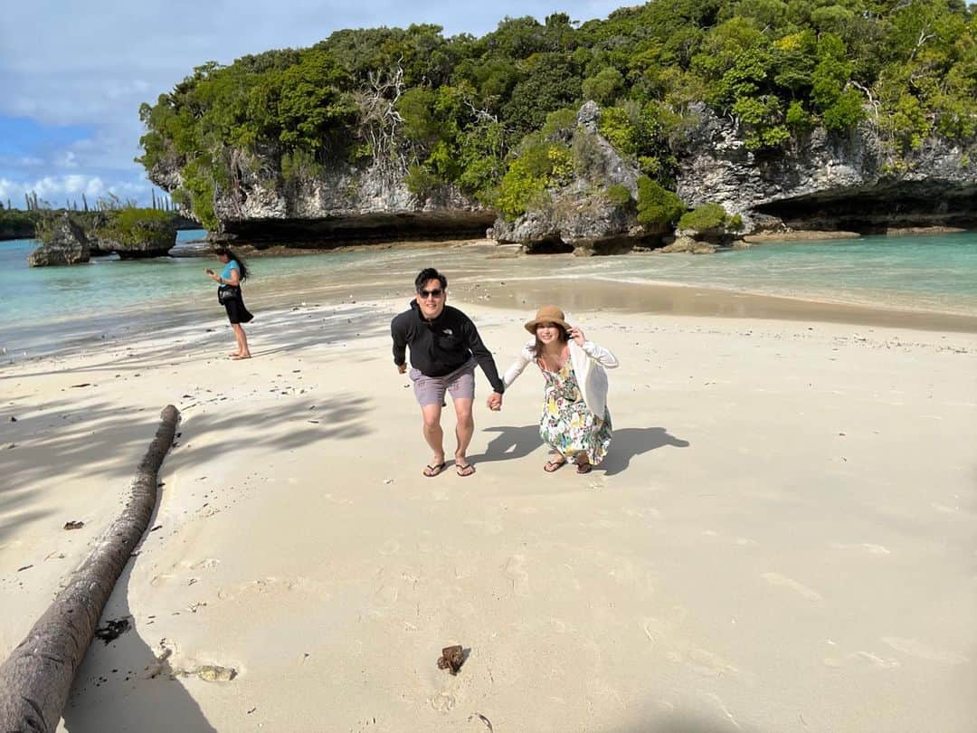 尾島知佳のインスタグラム：「🫨🫨笑 . 現実逃避したいなー！ 楽しかったなー♡本当に仕事忙しくて笑っちゃうなー笑 次の楽しみは来月です😊😌 それまで頑張りますmmm  今日は9時から“世界の果てに、ひろゆきおいてきた”だ！わーい😆 私も世界の果てに置いてかれたいwww  #ニューカレドニア #現実逃避 #世界の果てにひろゆき置いてきた」
