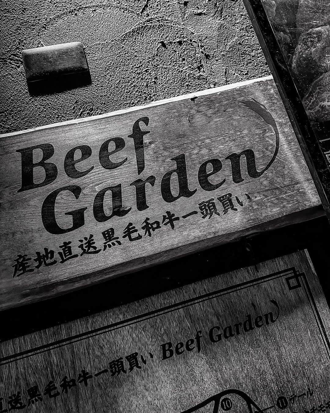 宍戸開のインスタグラム：「#beefgarden二子玉川 🐃🥩  #bandw #bw #monochrome #streetphotography #storyofthestreet #streetoftokyo #streetcinematography #iphone14pro #photography #photographer #kaishishido #photooftheday #bnw 🐂🎂」